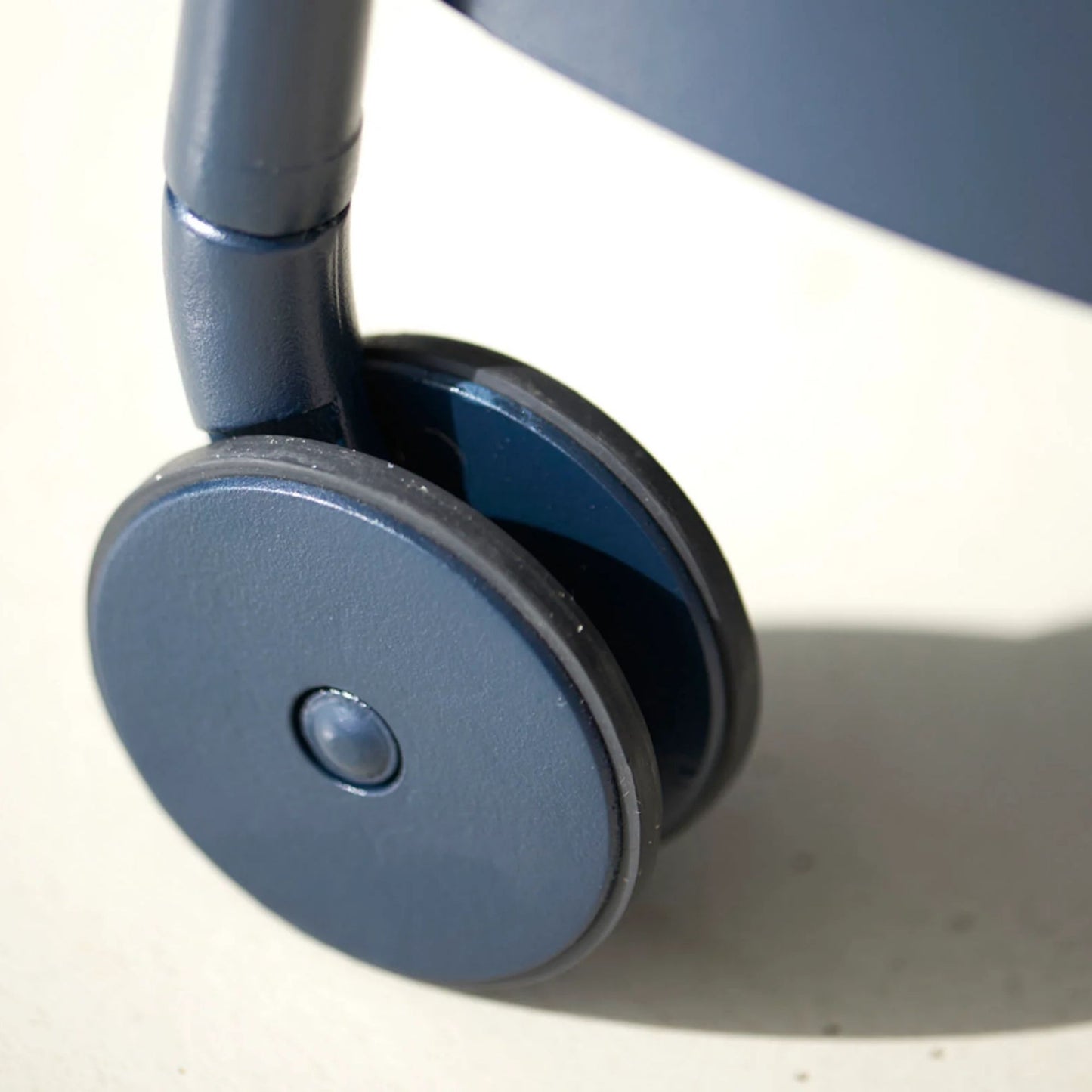 Blue caster wheel detail - 5002AB_4