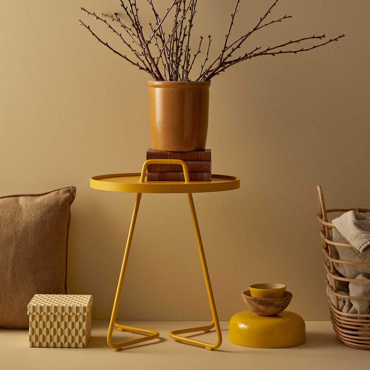 Yellow side table with decor, 5065AY_2