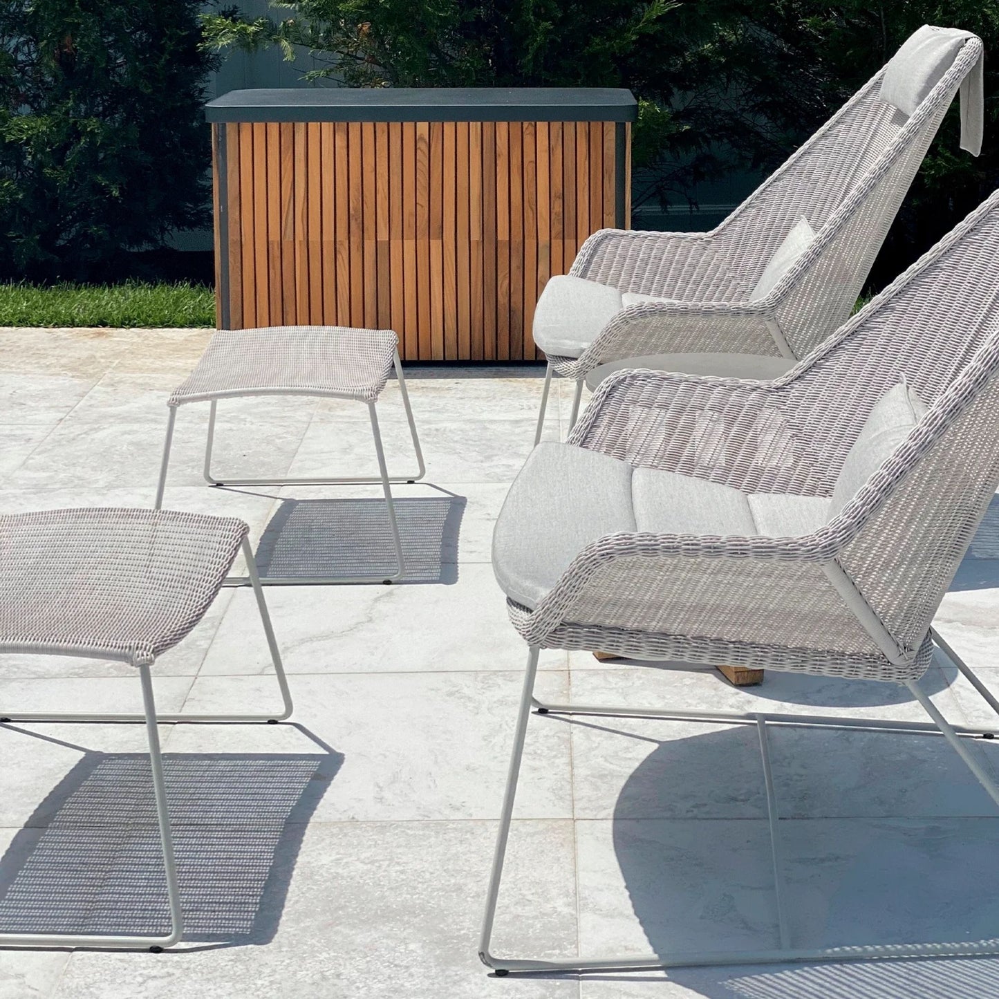 Outdoor seating set 5369LT_2 with wicker chairs and side tables.