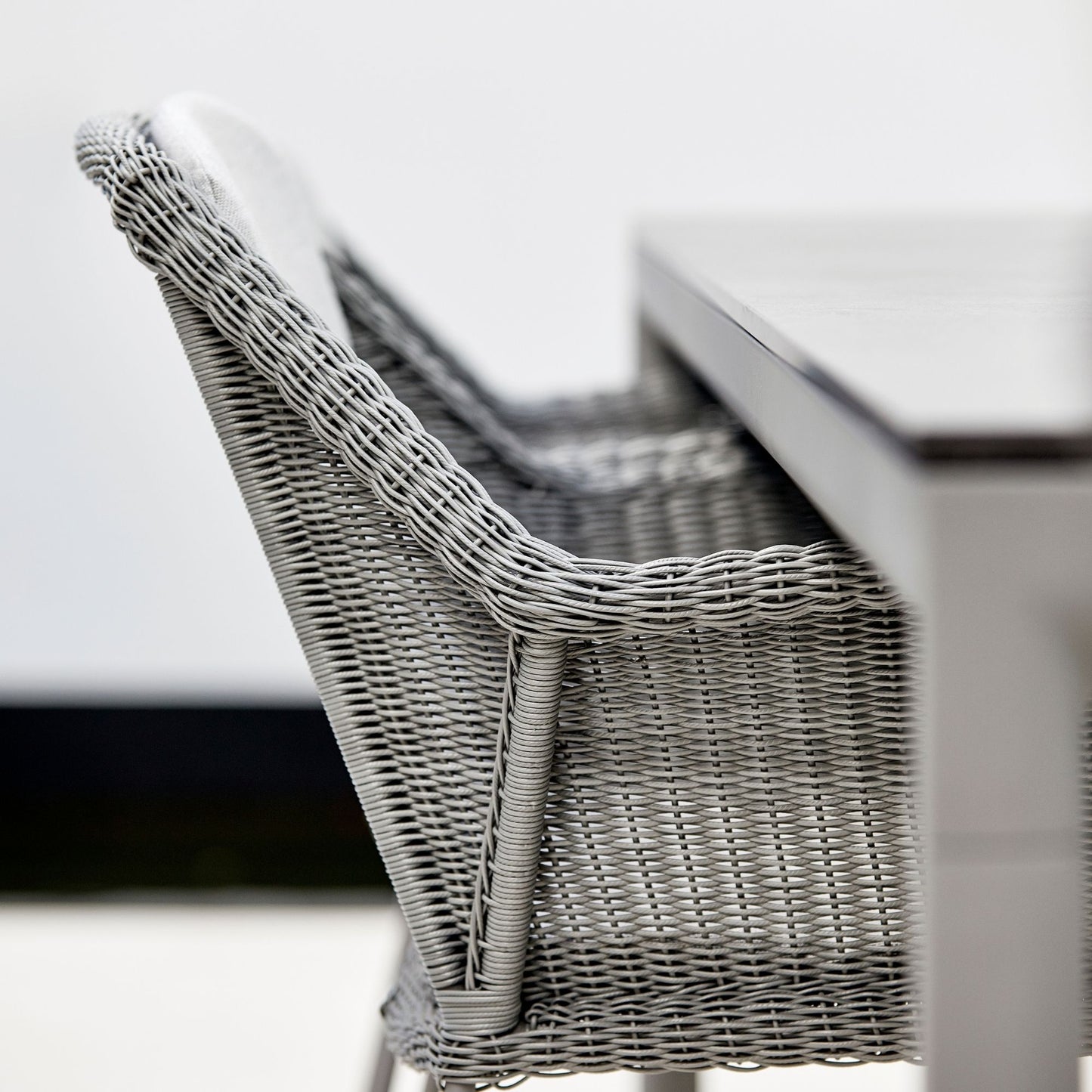 Gray wicker chair and table - 5467LI_2