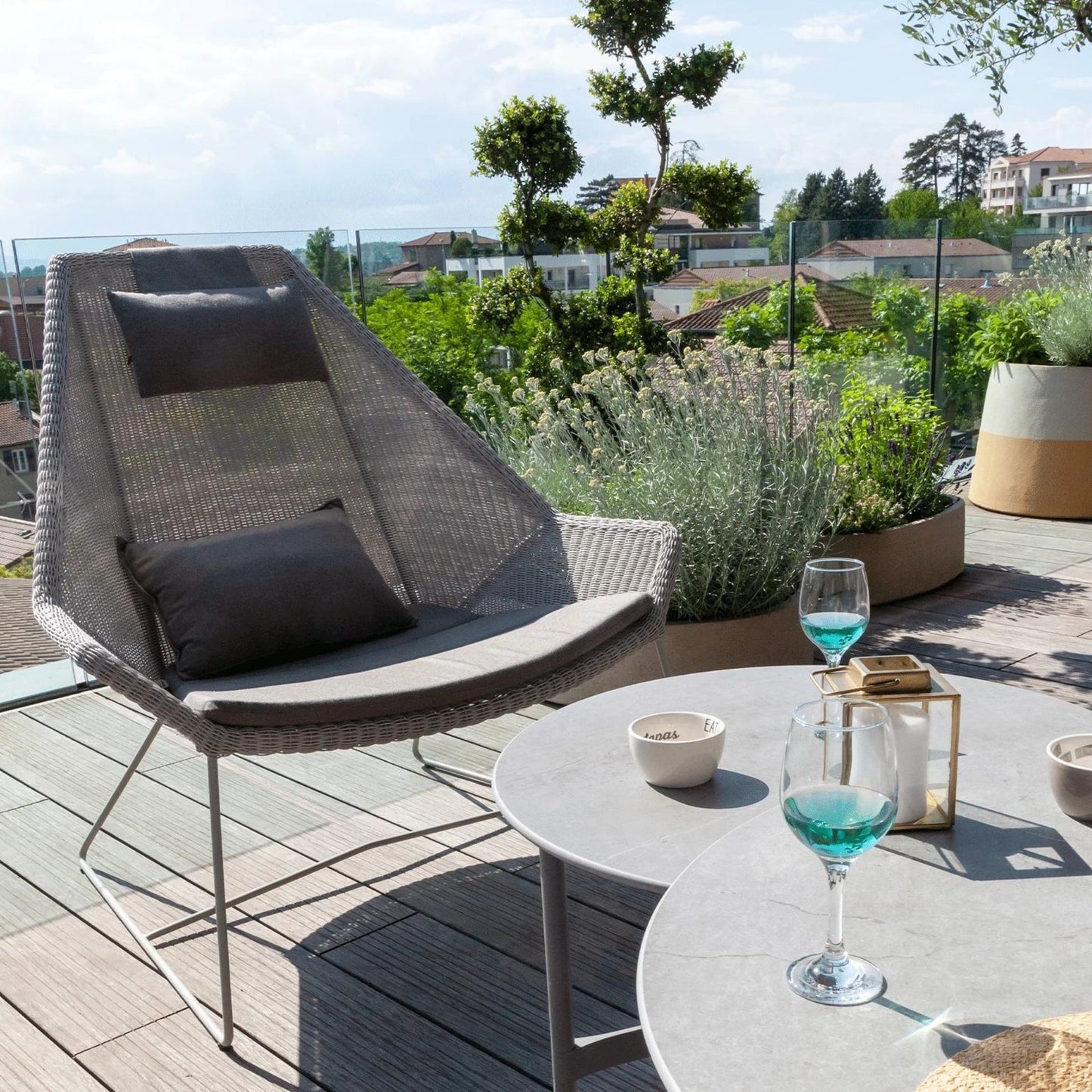 Outdoor wicker chair on patio, 5469LI_2