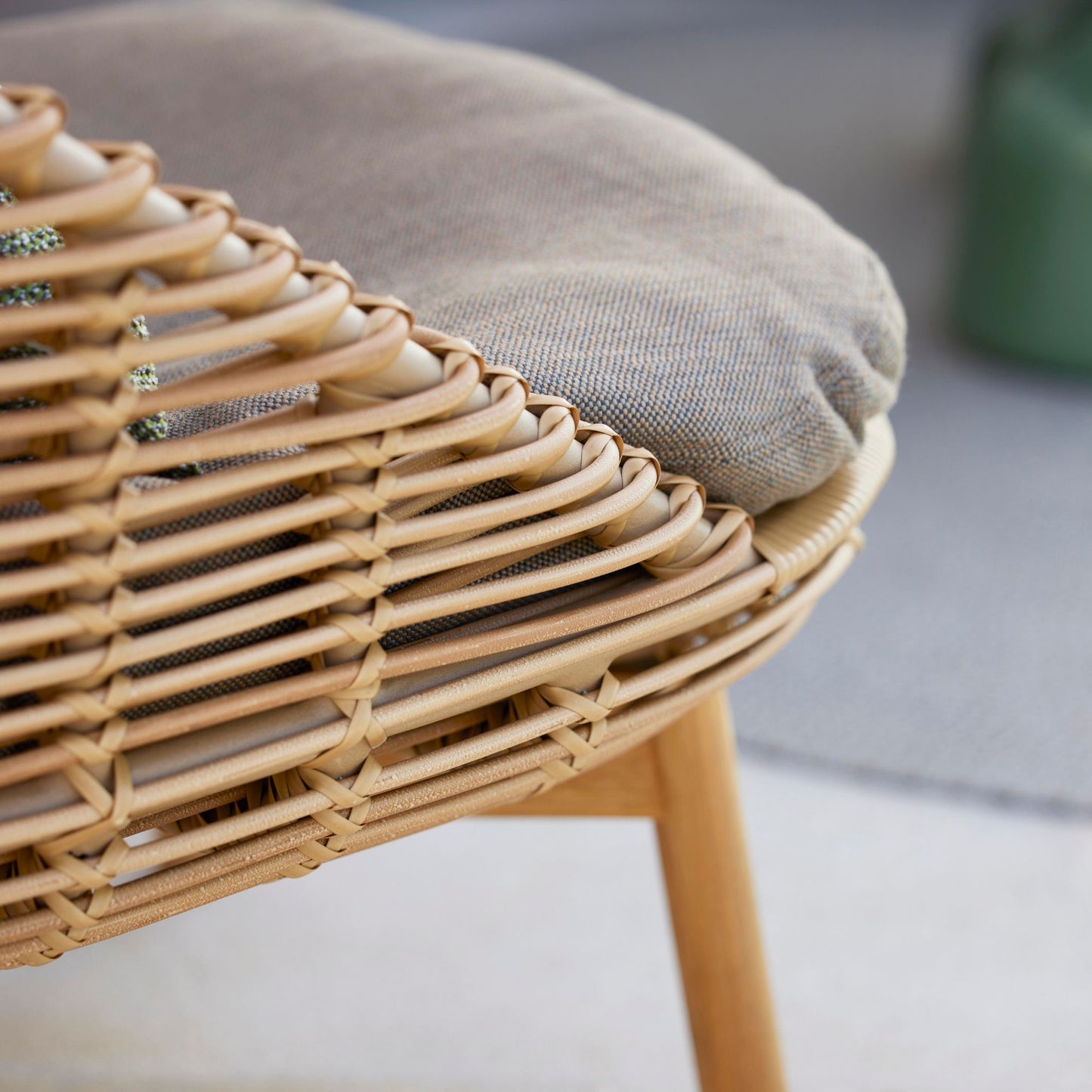 54701UT_2 Woven chair with gray cushion