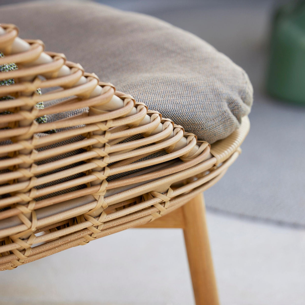54701UT_2 Woven chair with gray cushion
