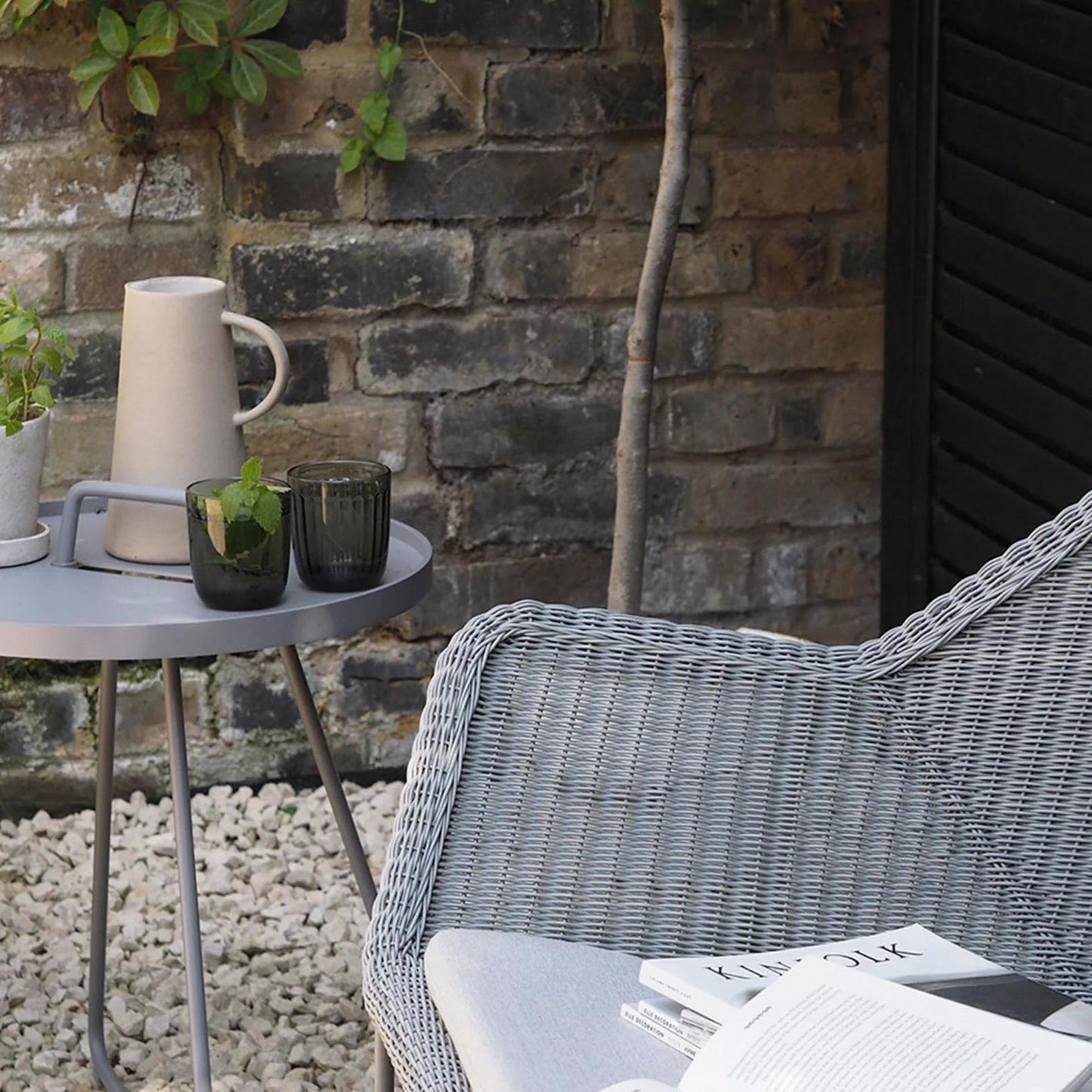 Outdoor scene with side table, 5567LI_2