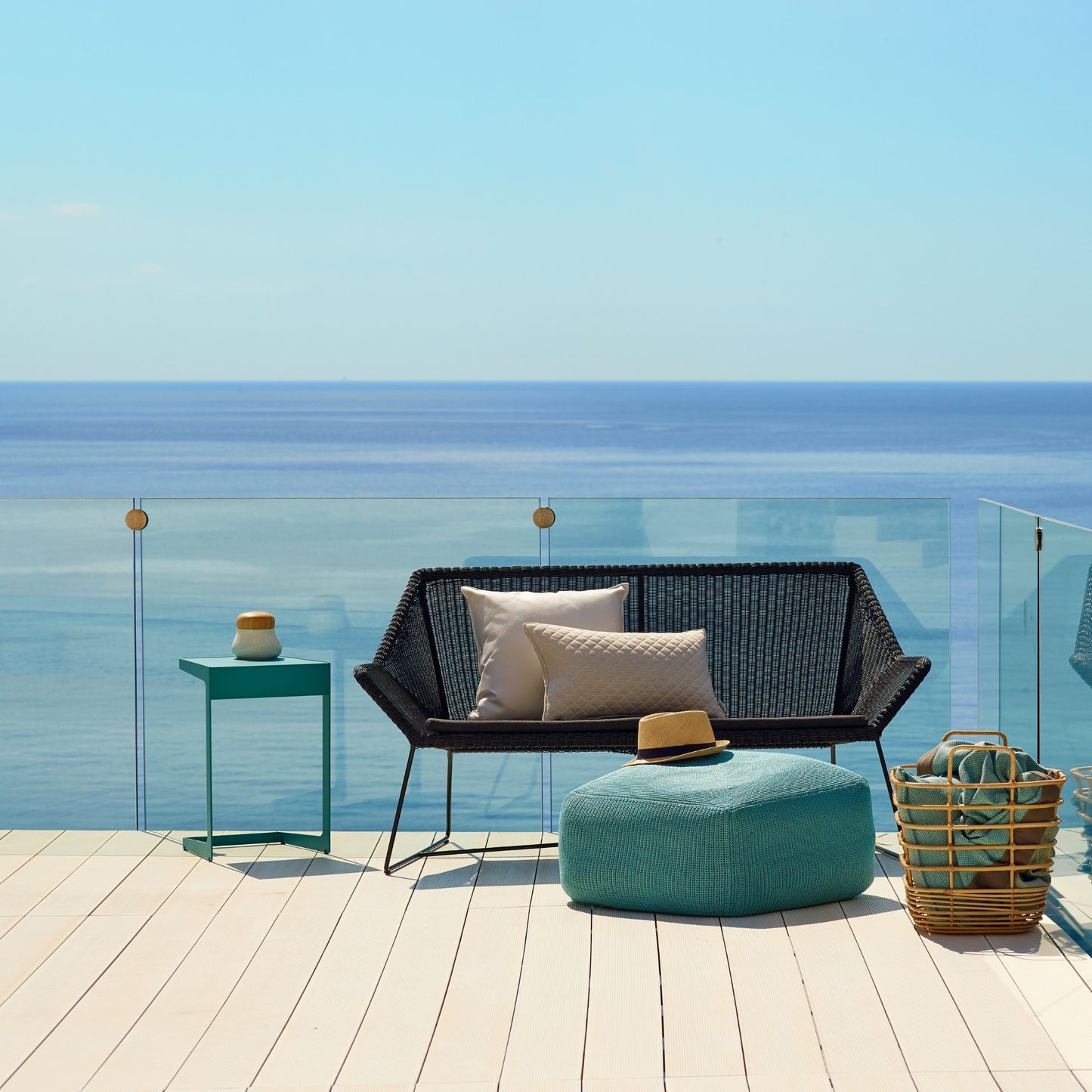 5567LS_2 Outdoor seating set with ocean view