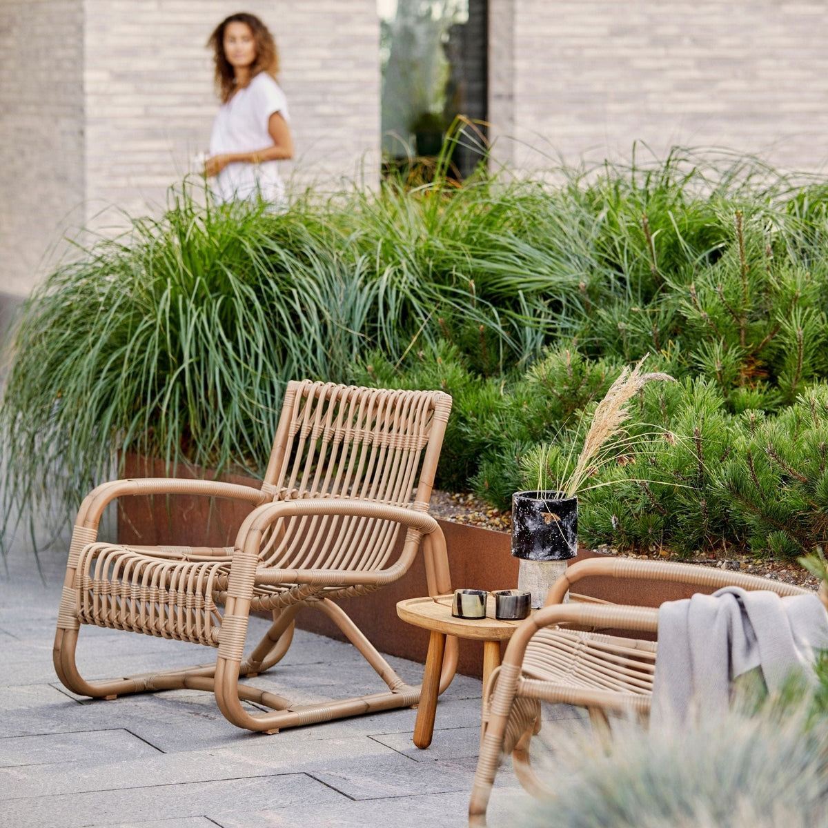 Rattan chair set with woman and greenery - 57402AUU_4