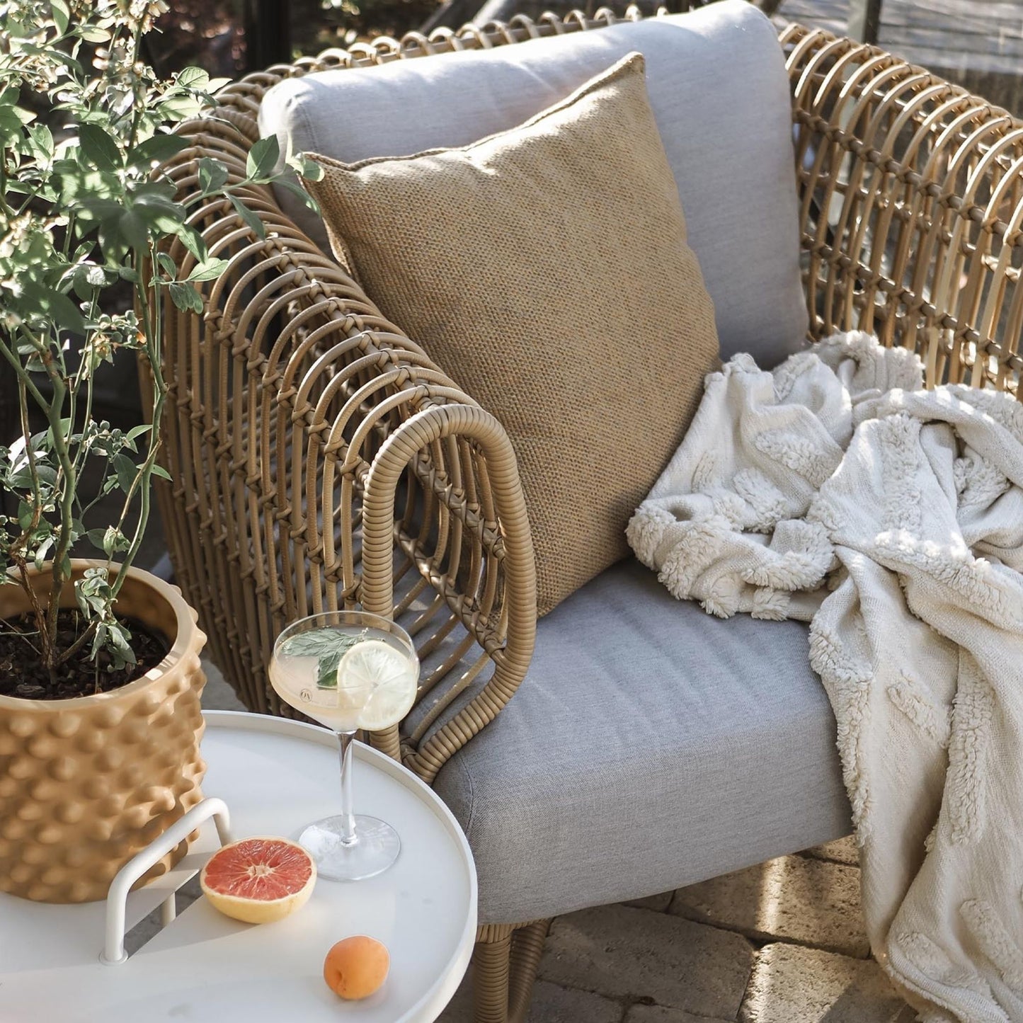 57421USL_3 wicker chair with cushion, blanket & cocktail