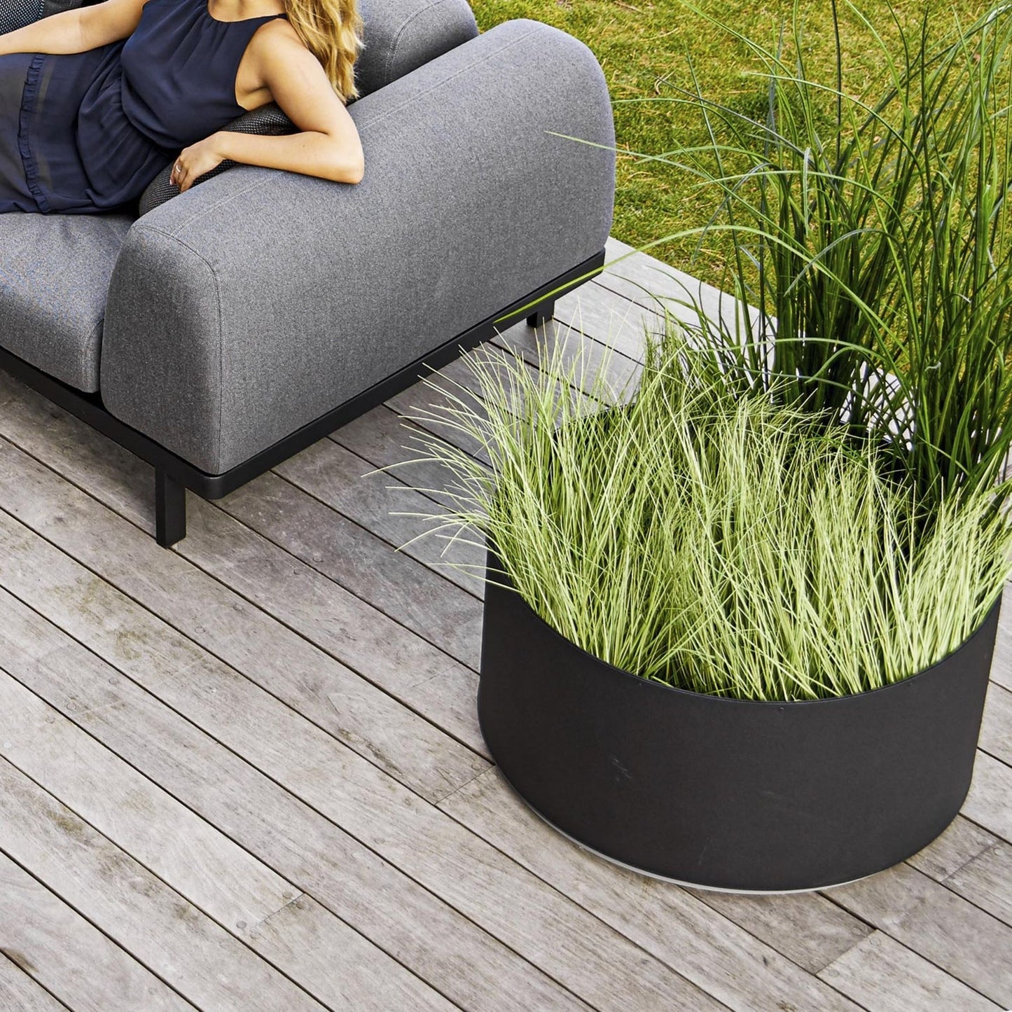 Outdoor sofa and planter with grass, 5773ALI_3