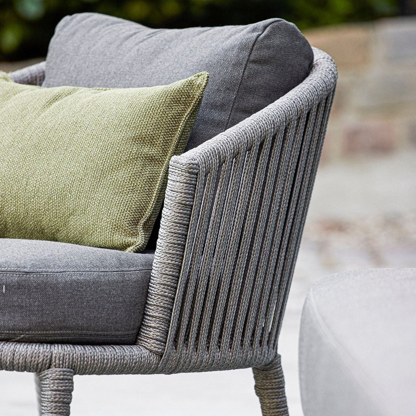 7443ROGAITG_5 Outdoor gray chair with green pillow