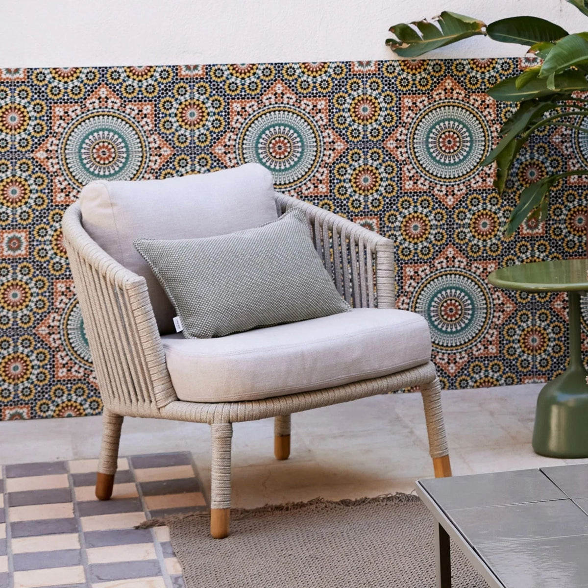 Outdoor chair with patterned wall - ROSAAITSA_2