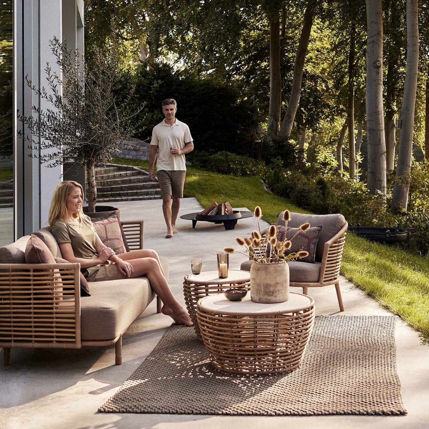 Outdoor furniture set 7443UAITT_2 with people relaxing.