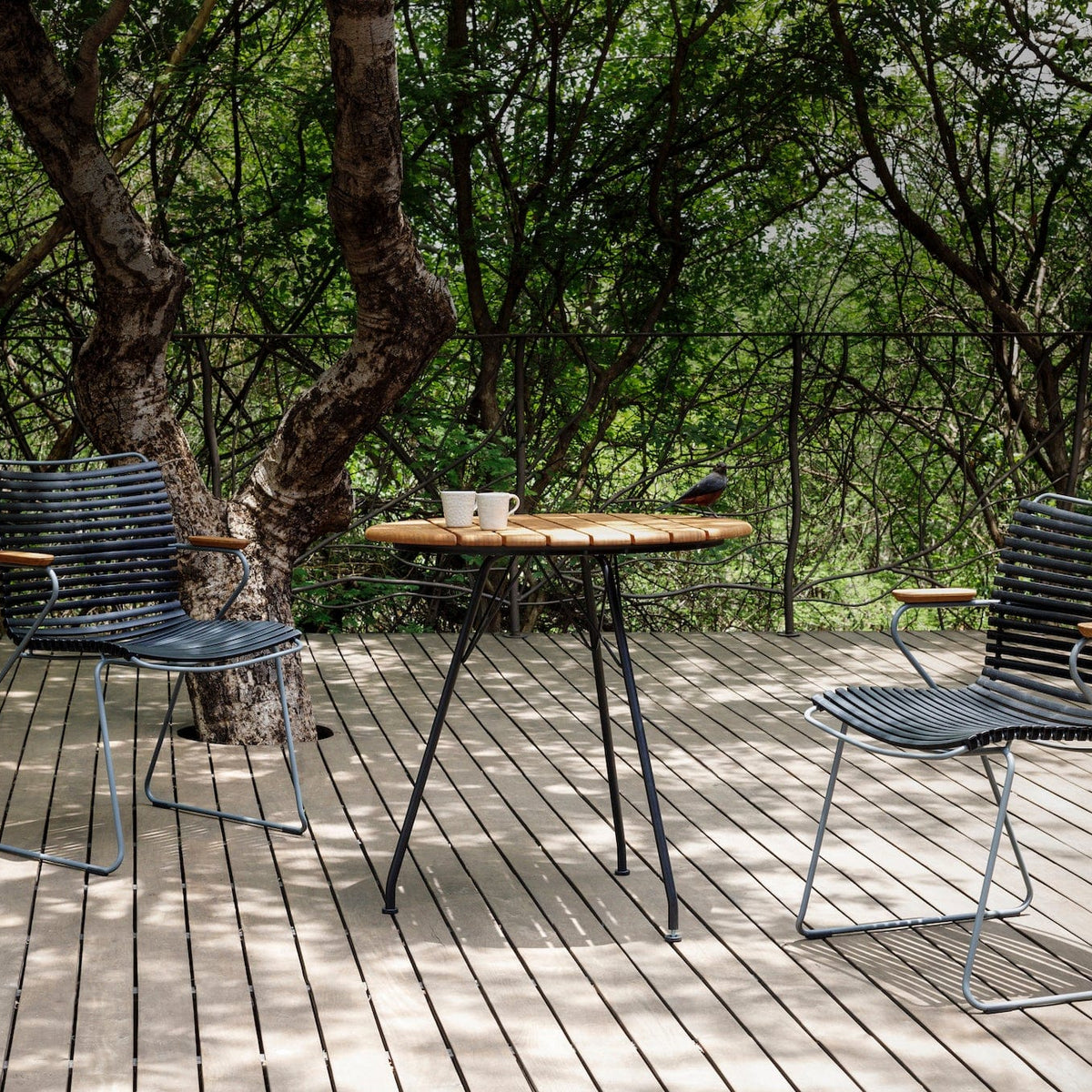 CLICK HOUE table and chairs on deck
