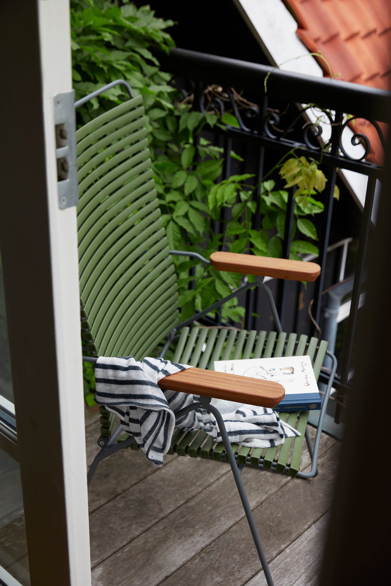 Olive green HOUE CLICK balcony chair with towel