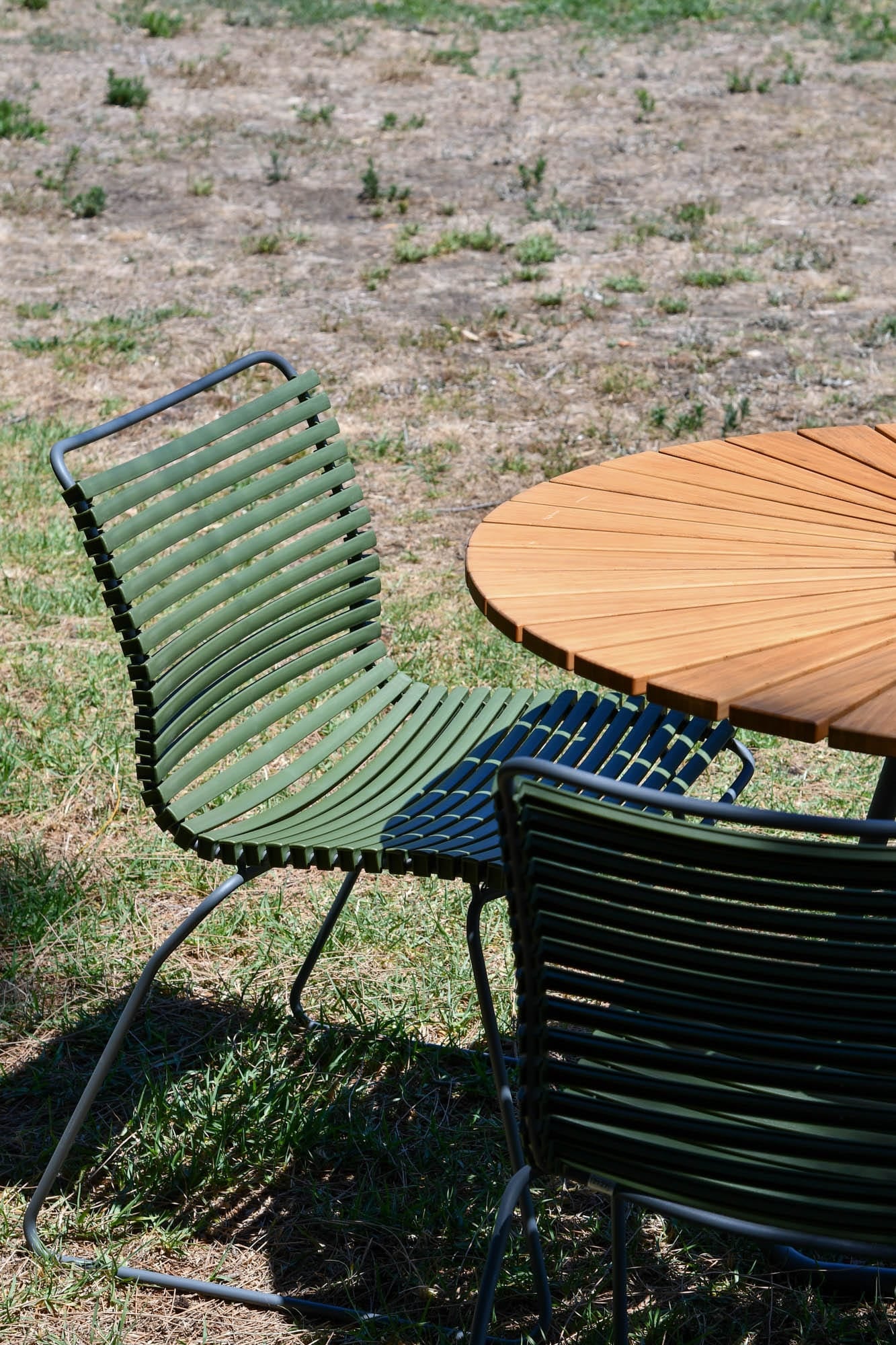 Green outdoor chair and table - DSC_0060