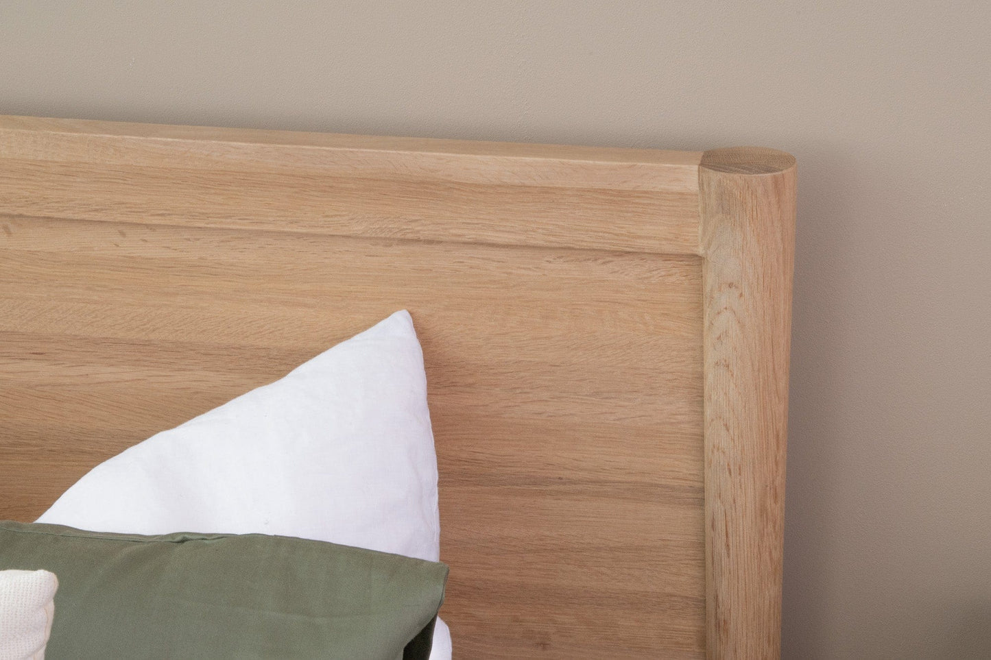 Wooden bed headboard with pillows, DSC_1870