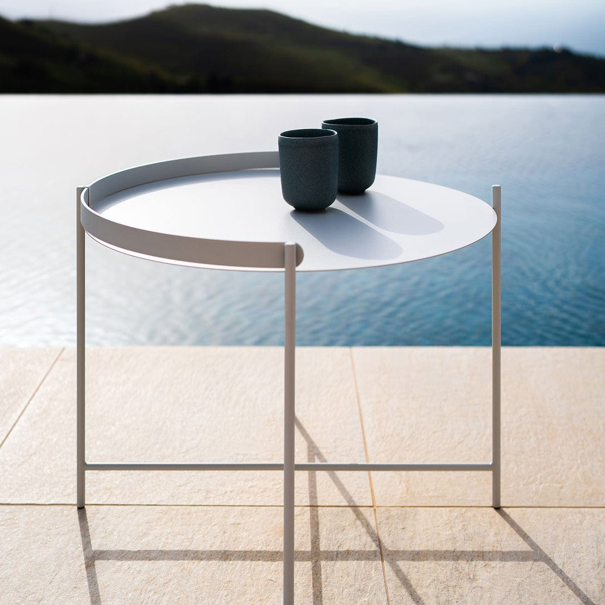 EDGE O46 5CM white Houe table with two cups, low angle.