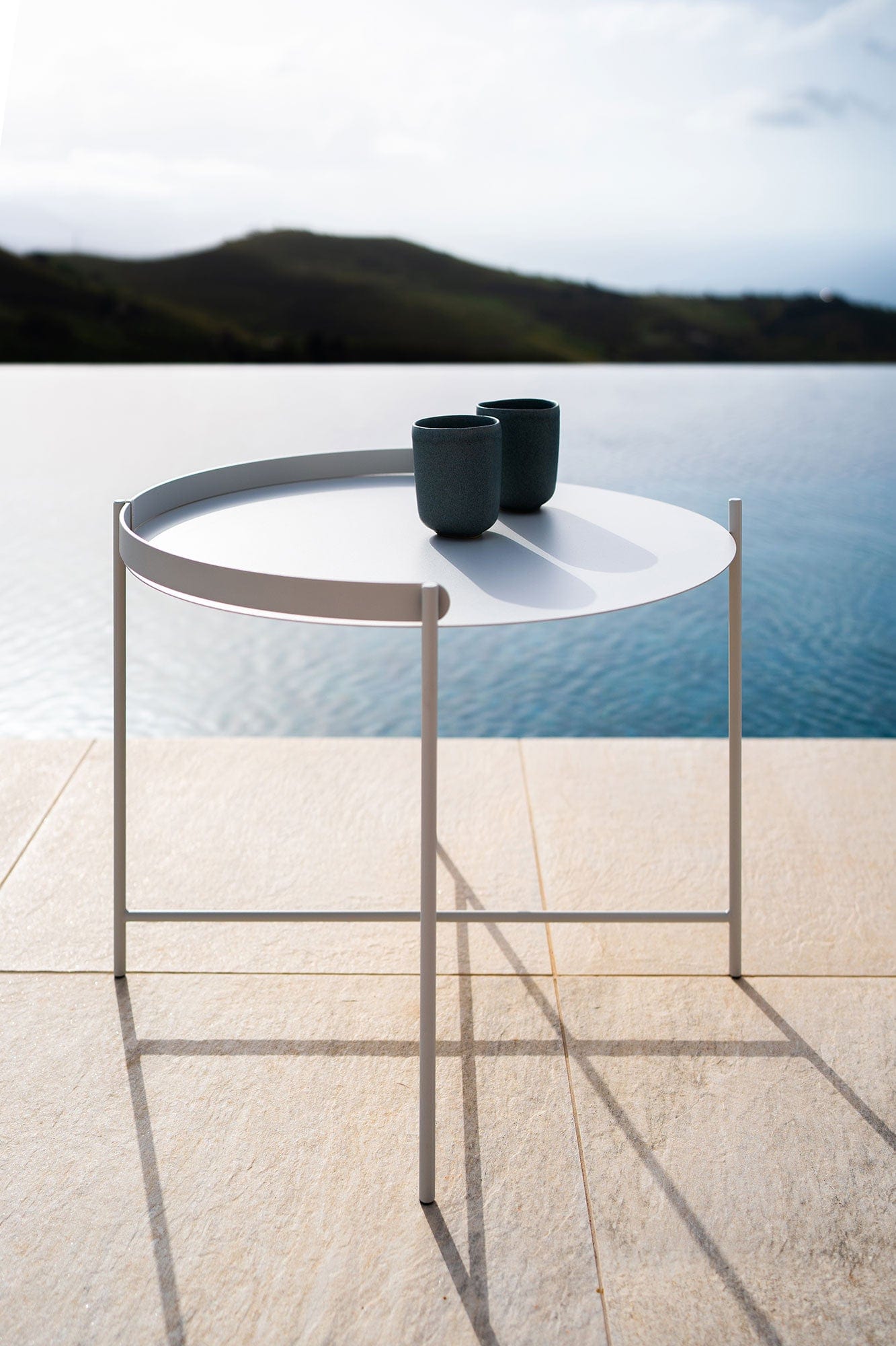 EDGE O46 5CM white Houe table with two cups, low angle.