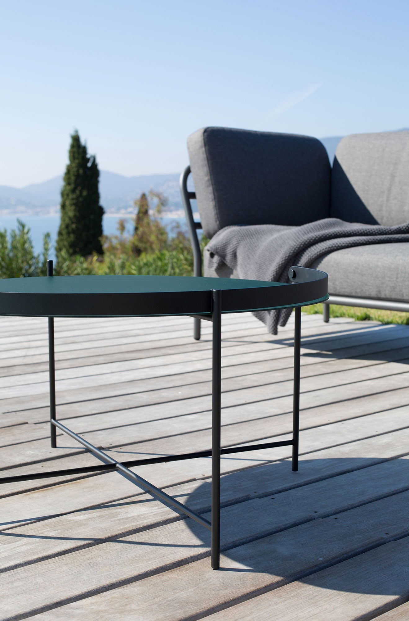 EDGE Pine-green-black HOUE coffee table on deck