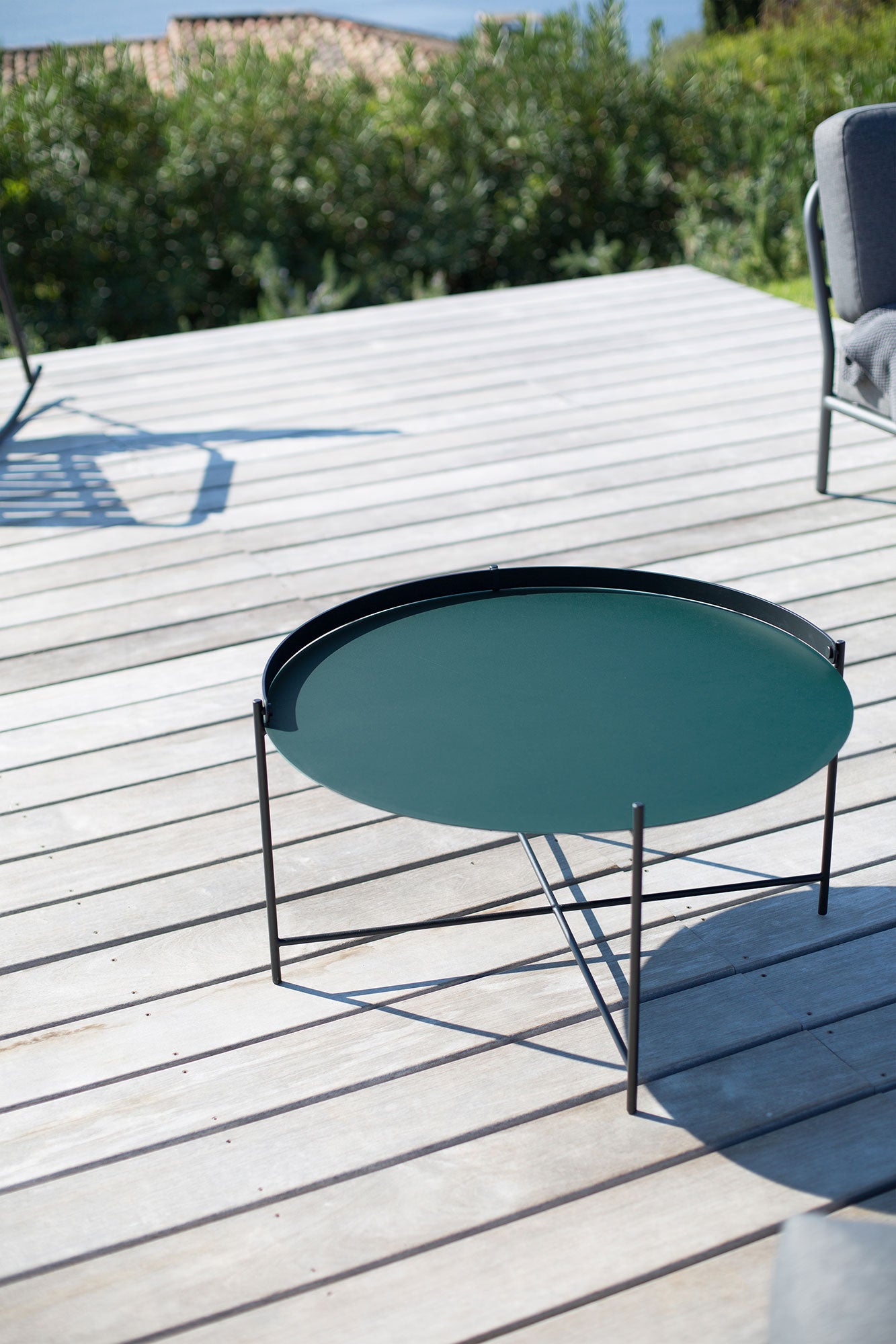 EDGE Pine-green & black HOUE coffee table on a wooden deck
