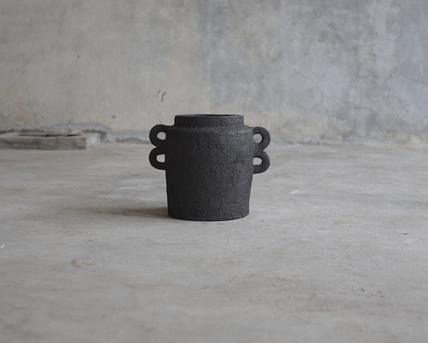 ELE133_1 Black vase with handles