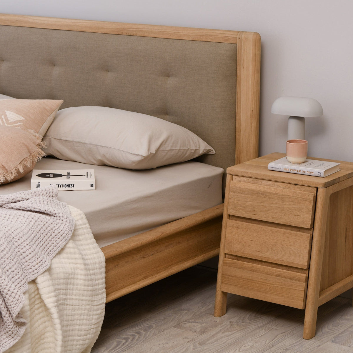 KCC41OKCC26O bed with nightstand and lamp