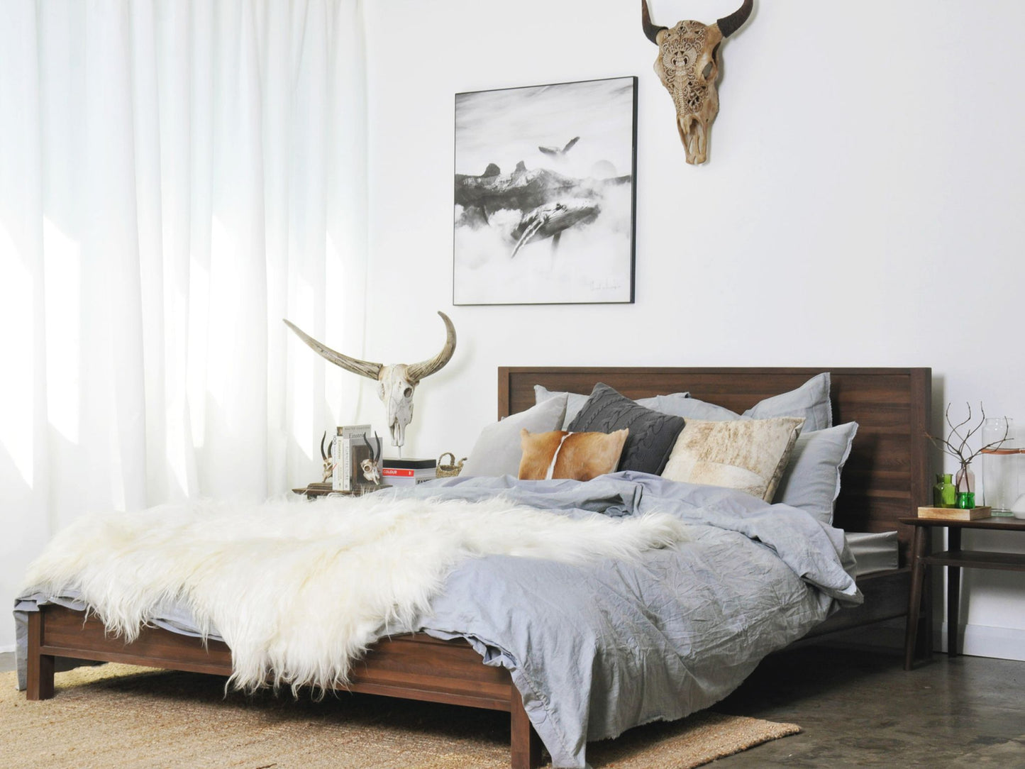 KSD011O_1 bedroom with modern décor and animal skulls
