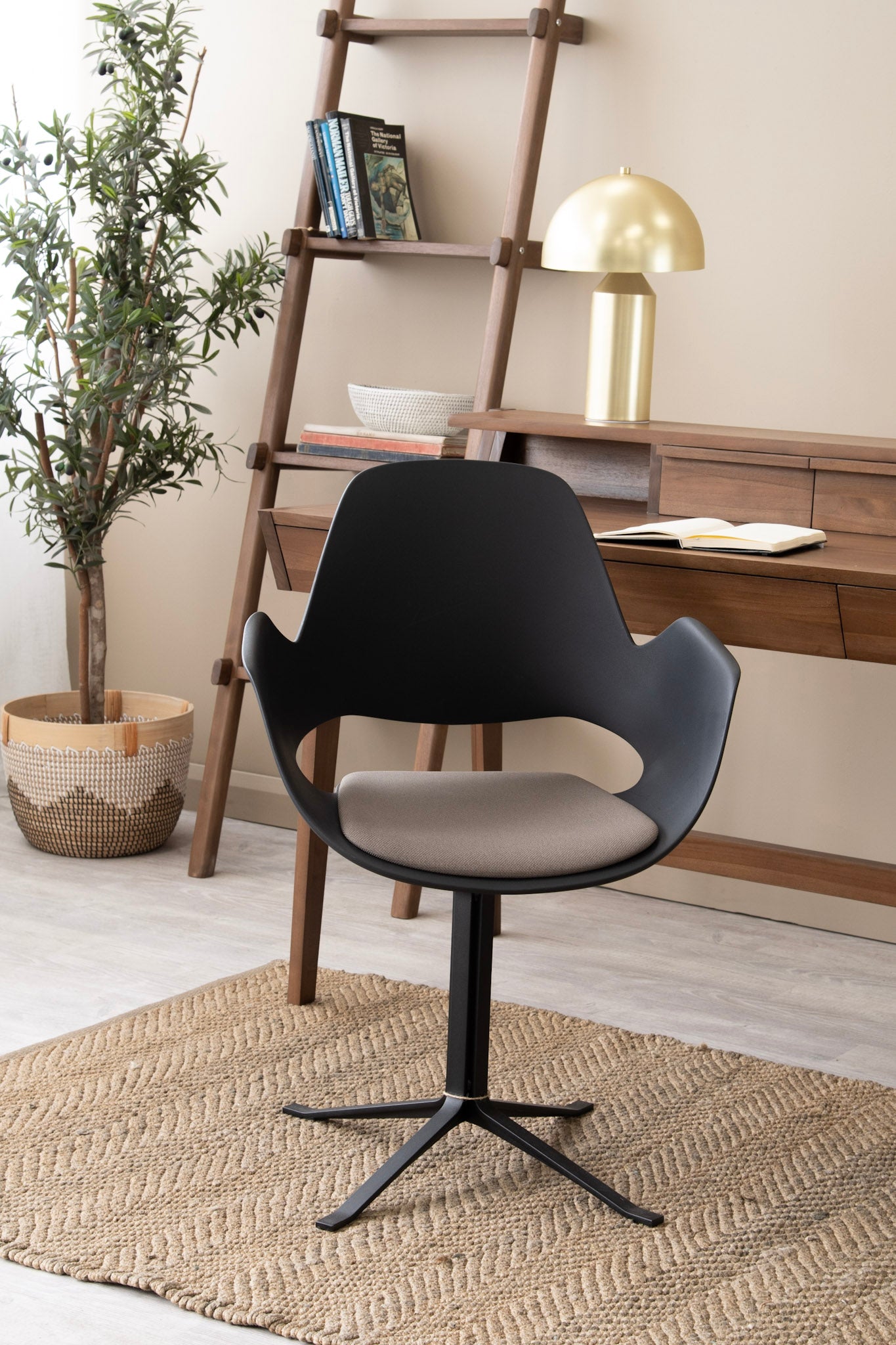 Black chair and desk setup, KSO001T-KSC001T-KV0039T_17