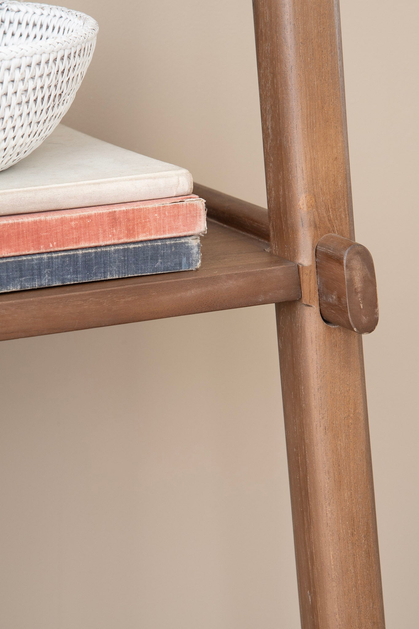 Wooden ladder shelf with books - KSO001T-KSC001T-KV0039T