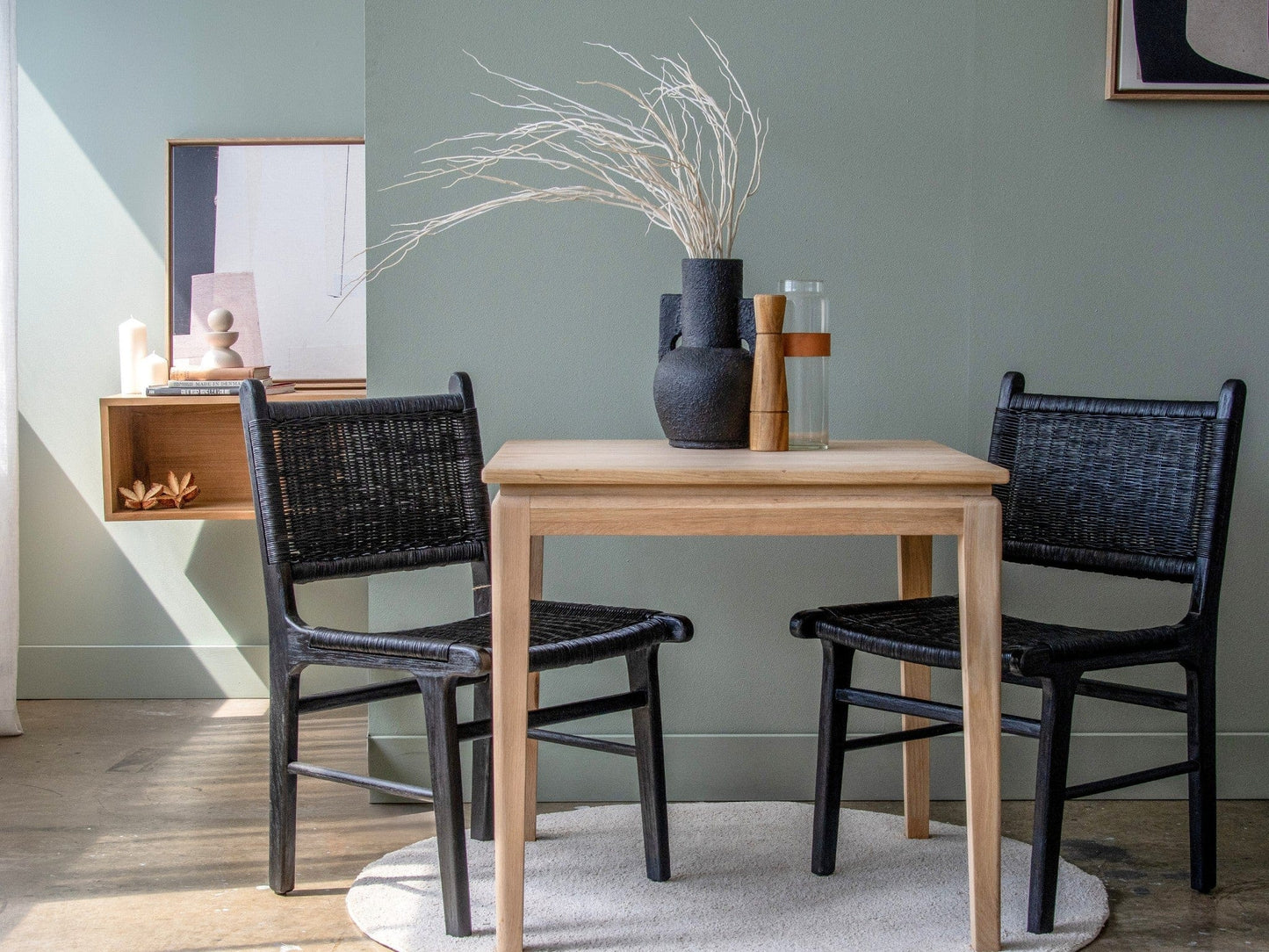 KTT001OELE102 - Dining table set with black chairs and decor