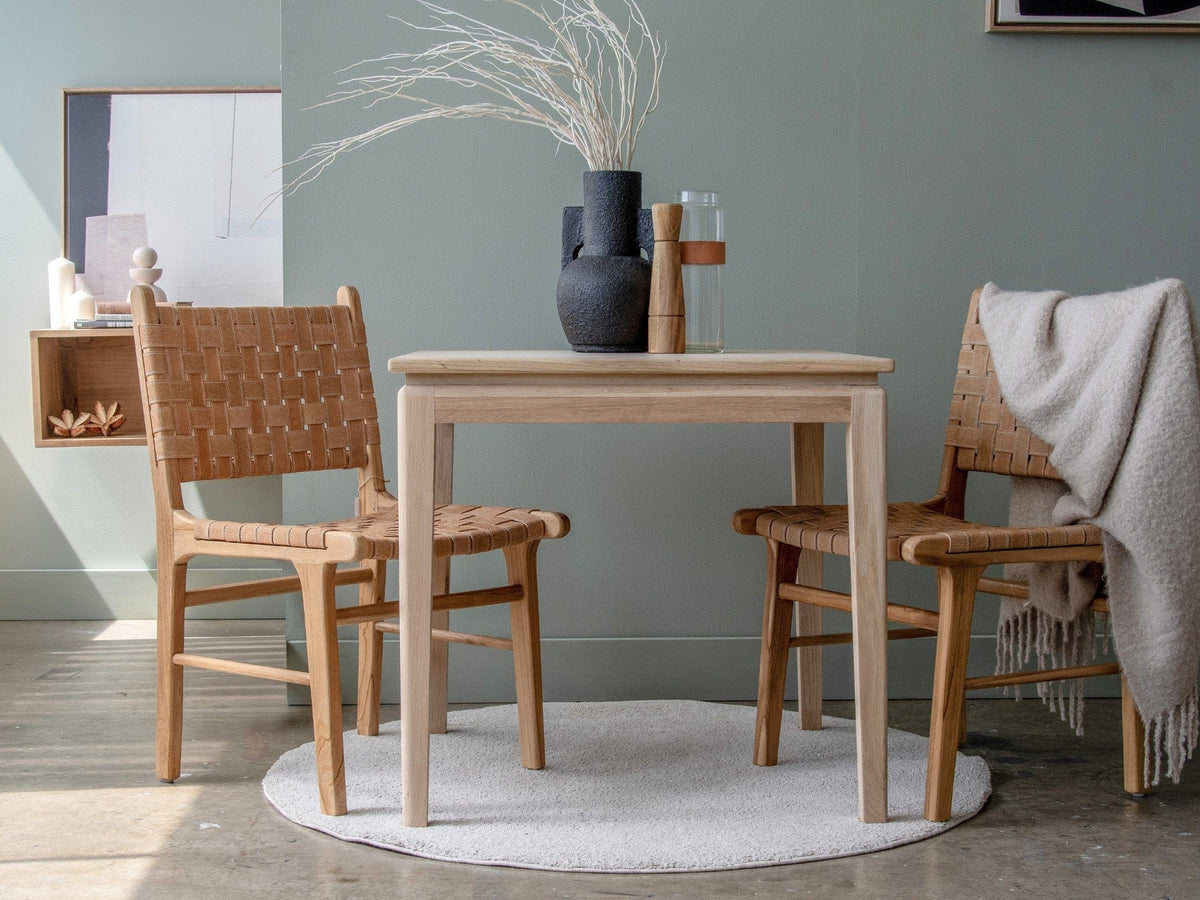 KTT001OELE103 - Wooden dining table and chairs with decor