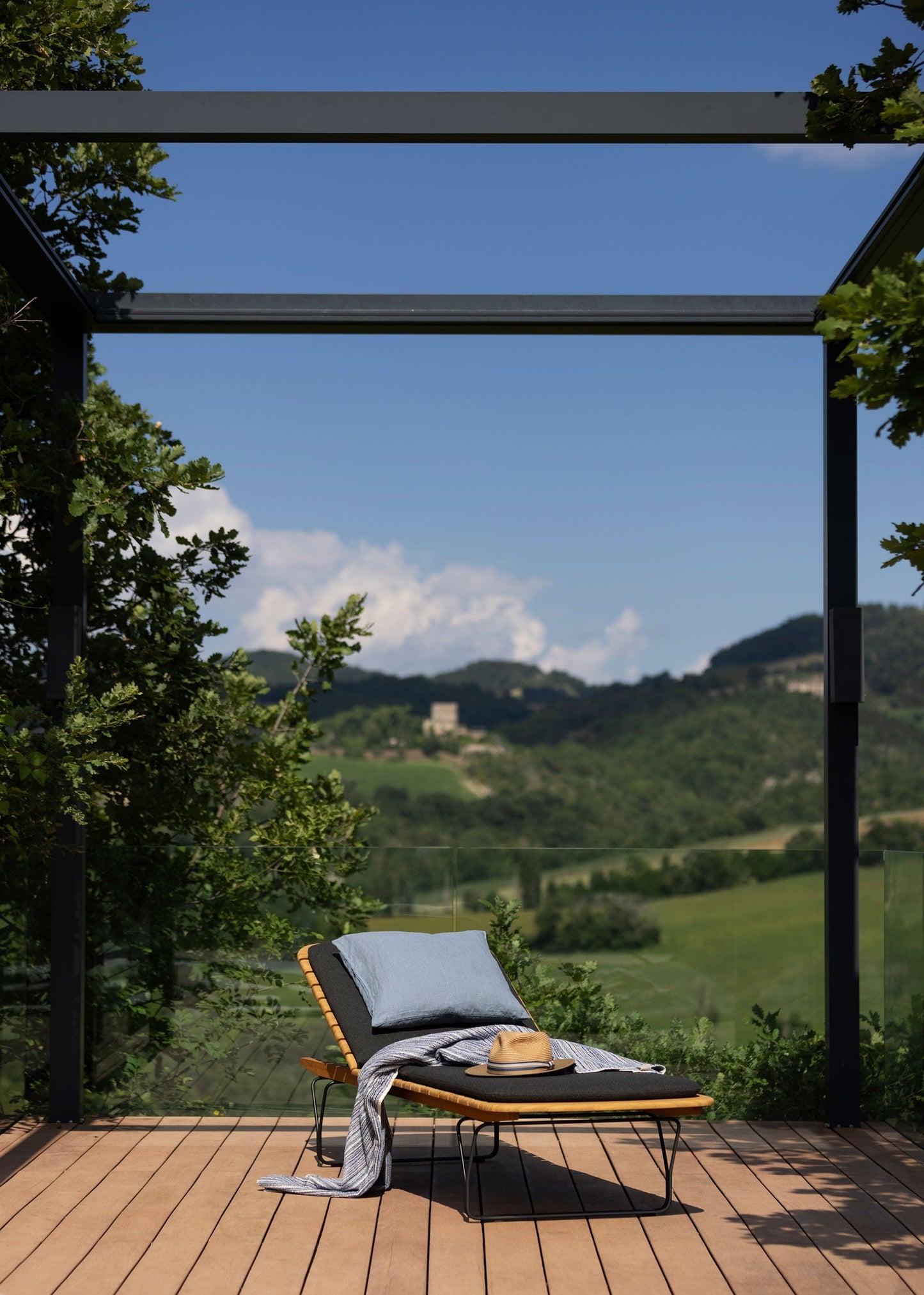 MOLO HOUE chaise lounge with scenic view