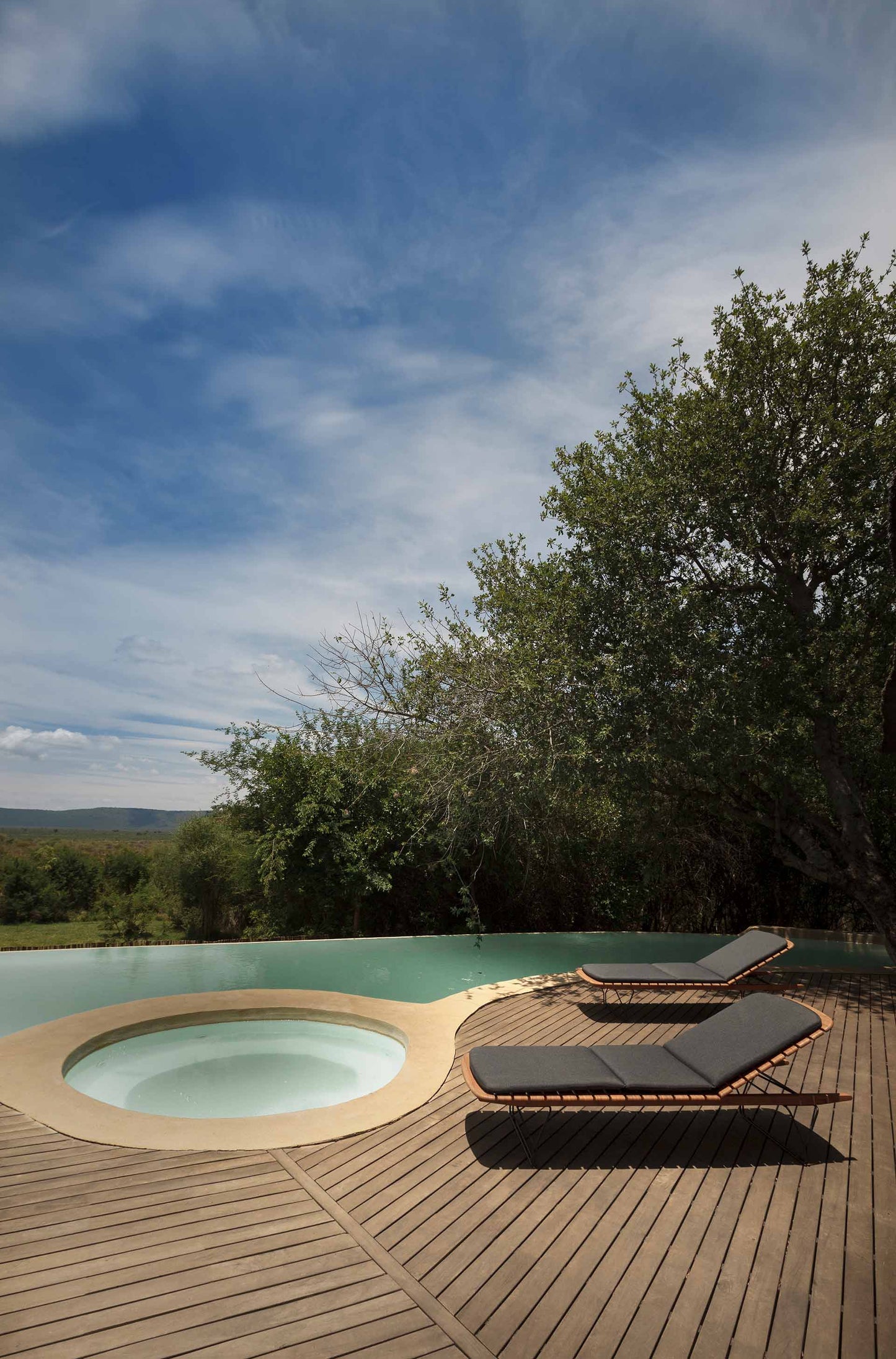 HOUE MOLO dark grey cushion on outdoor deck by pool