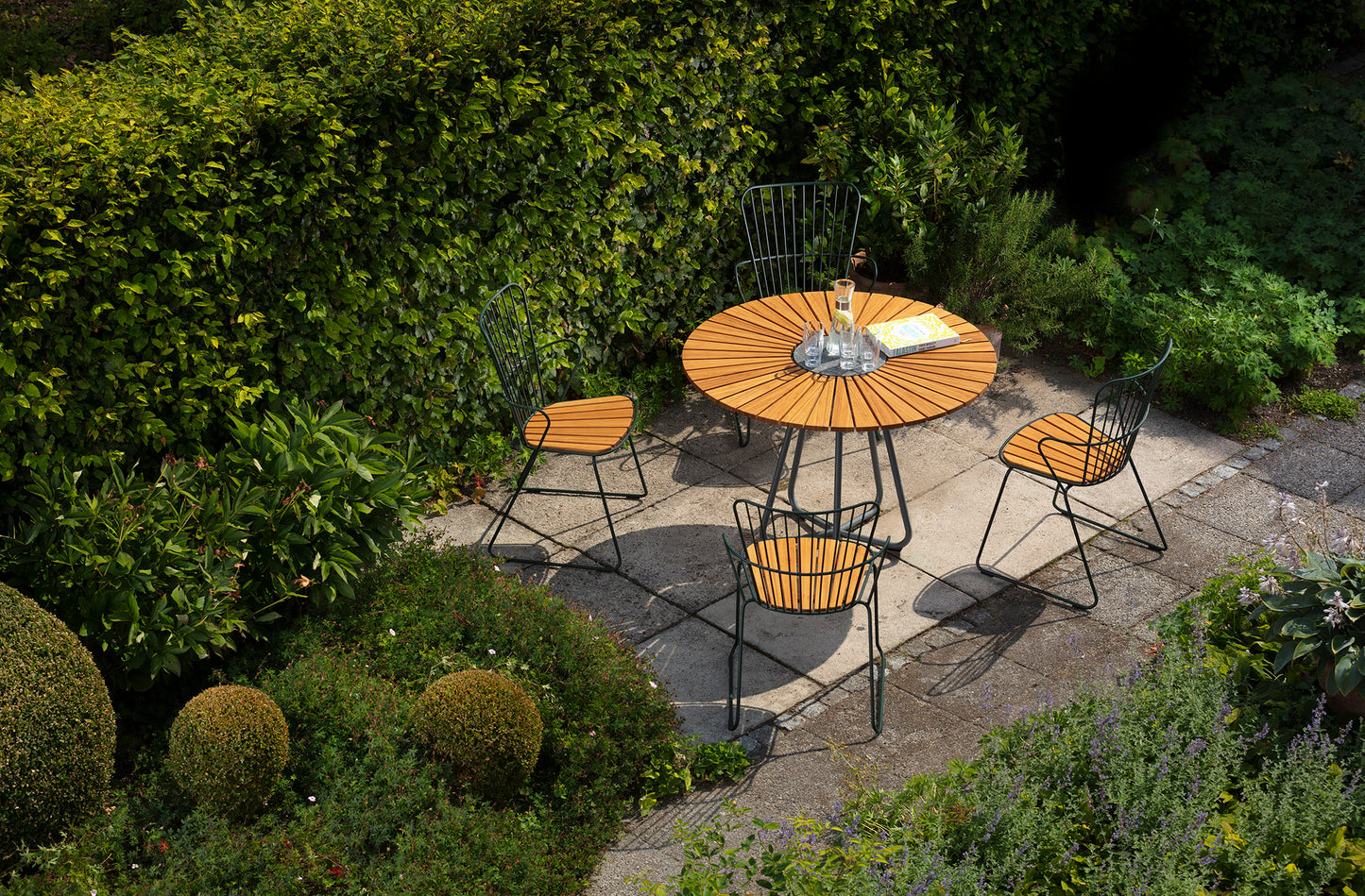 PAON-CIRCLE patio set in low-res garden
