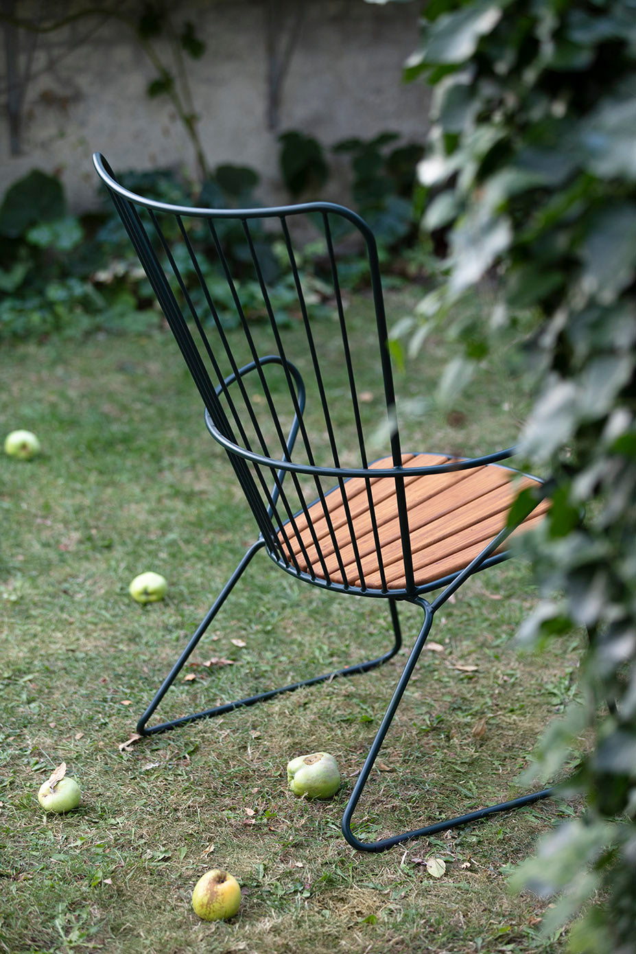 PAON Lounge chair in garden with apples