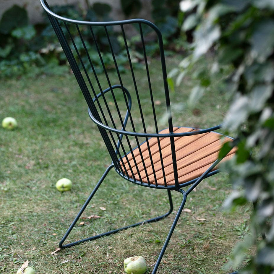 PAON Lounge chair in garden with apples