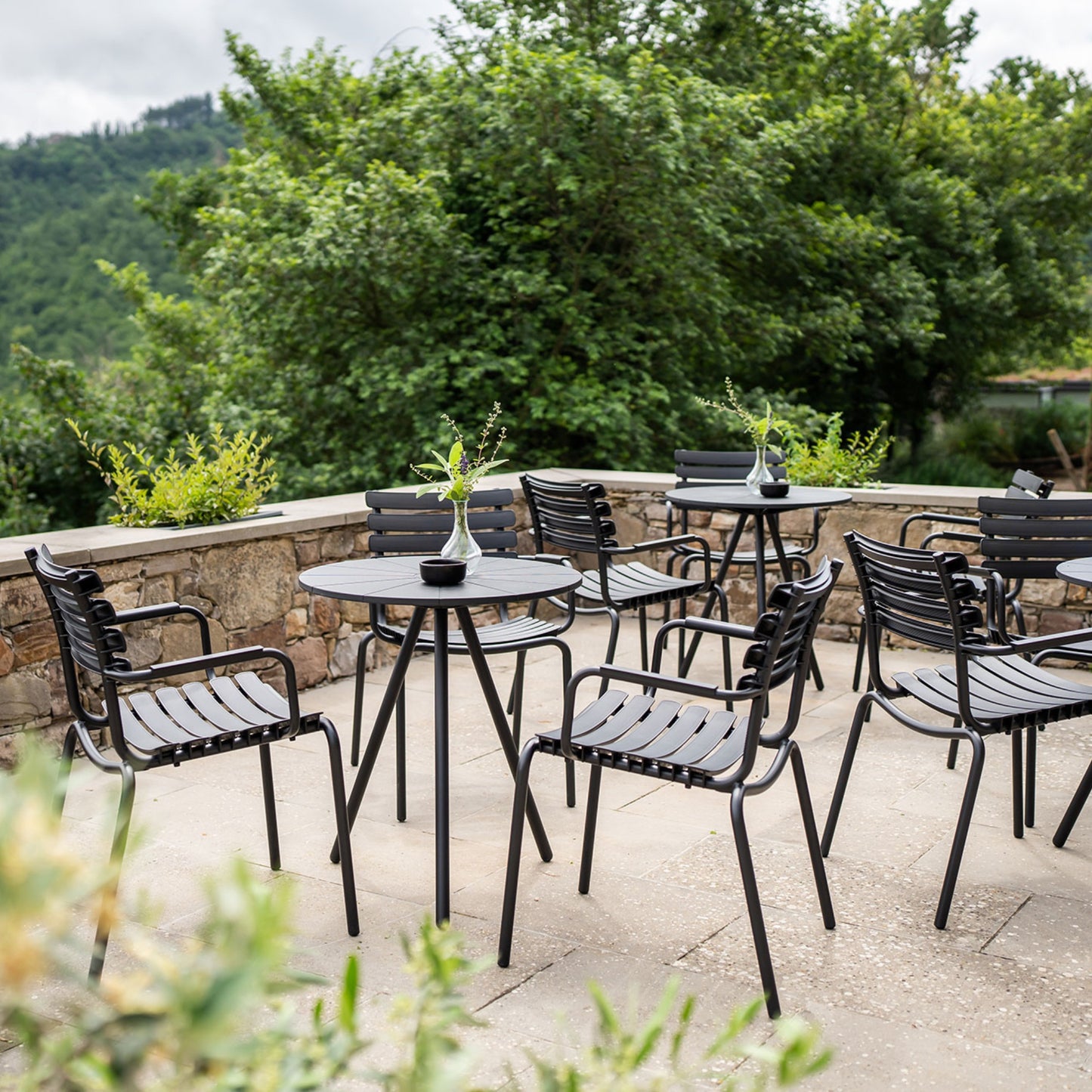 RECLIPS BLACK NAMI outdoor seating area