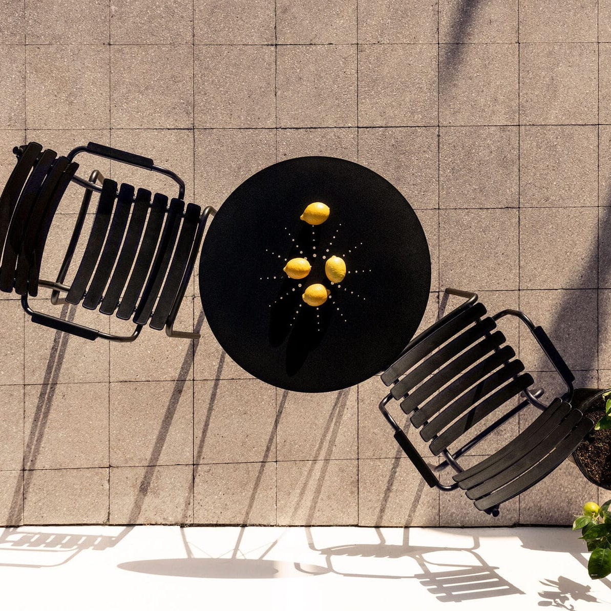 Black ReCLIPS dining table & chairs with lemons