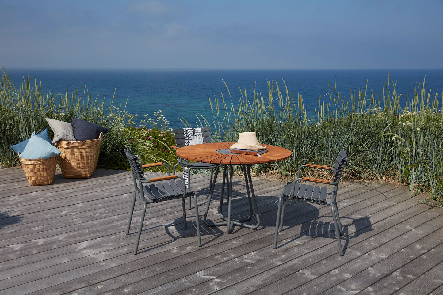 ReCLIPS dark grey bamboo dining set with ocean view