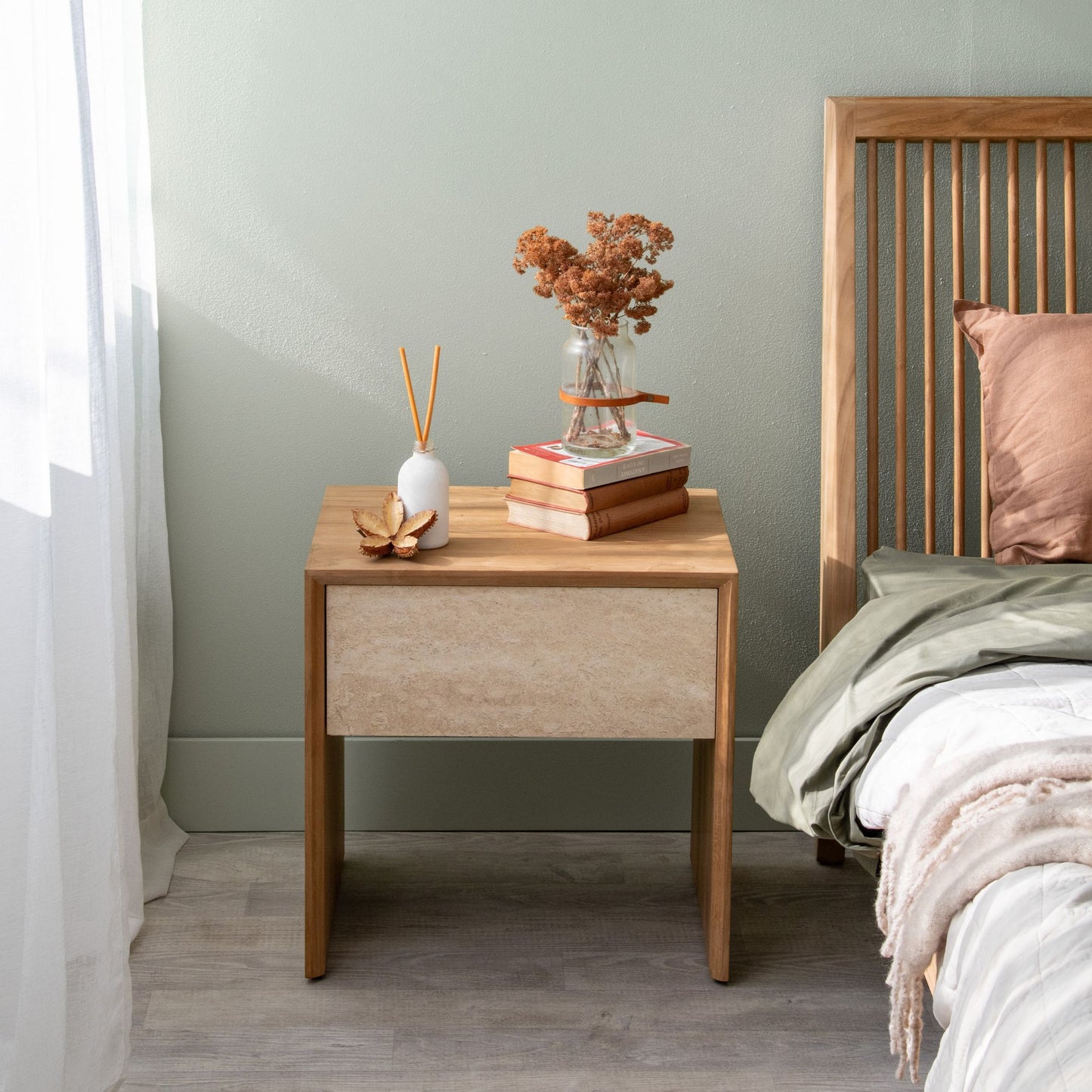 Wooden nightstand with flowers, TRE019_3