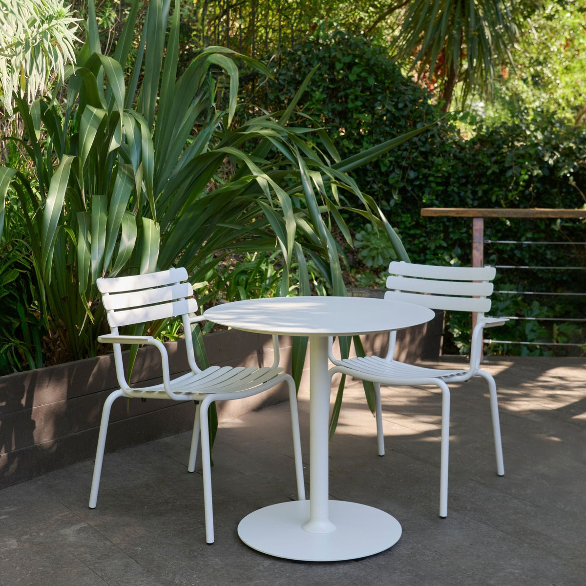 Pico Alua table and chairs set in outdoor garden setting.