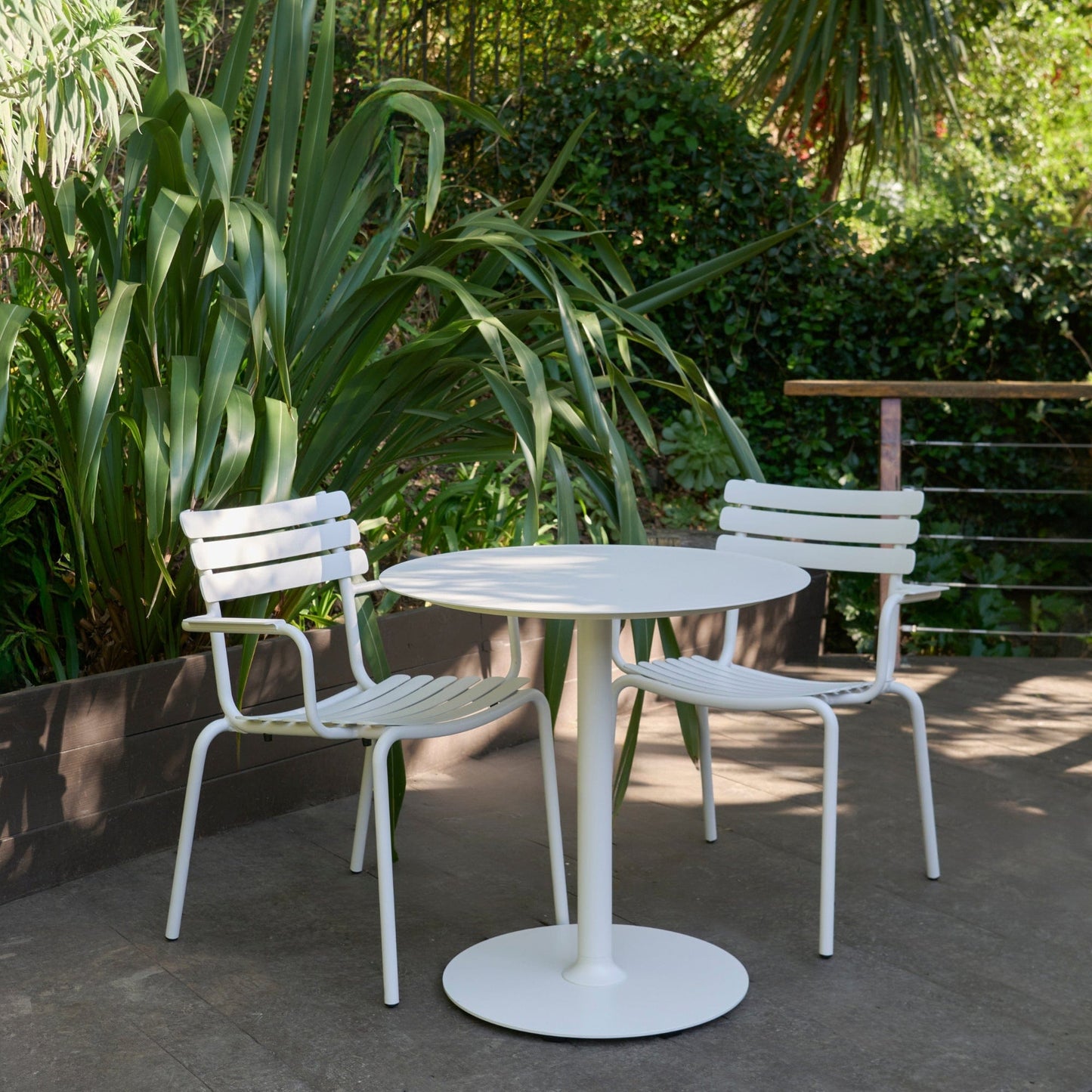 White pico alua outdoor table and chairs