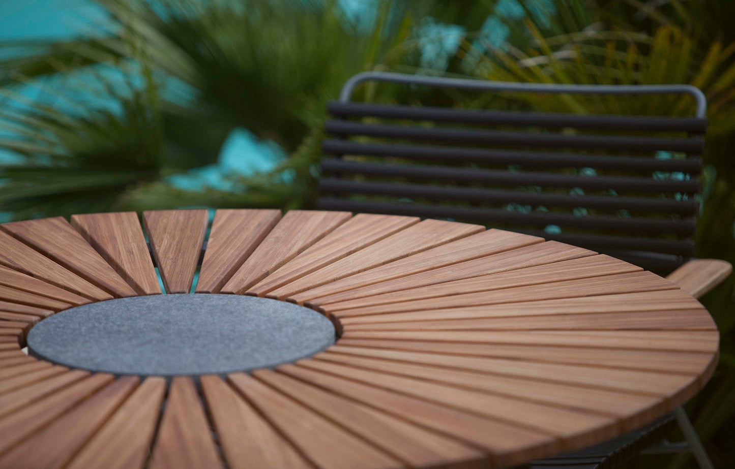 CIRCLE table with wooden top and metal chair