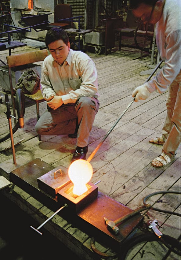 Harri Koskinen 1997 glassblowing, artisan shaping molten glass