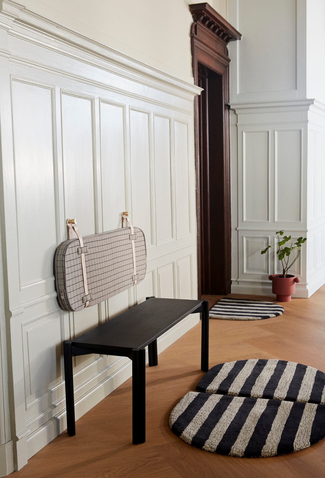KANALGESIENNA bench and rugs in hallway