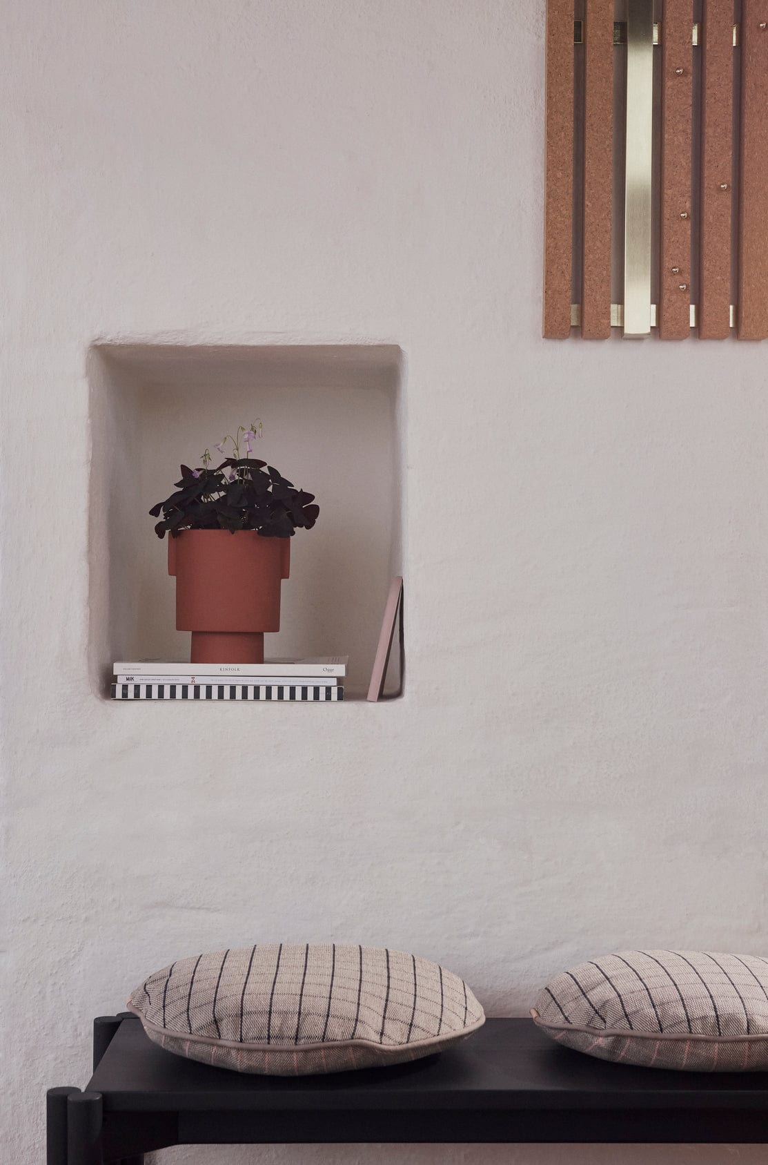 KANAMEDSIENNA terracotta pot in niche, pillows