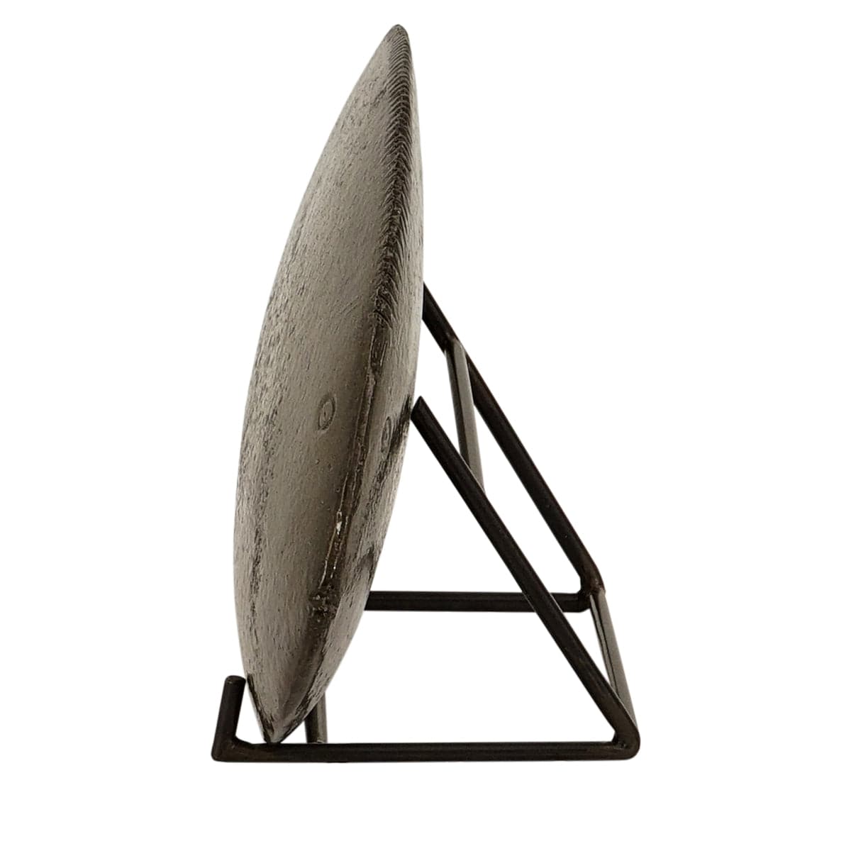 Decorative plate on metal stand