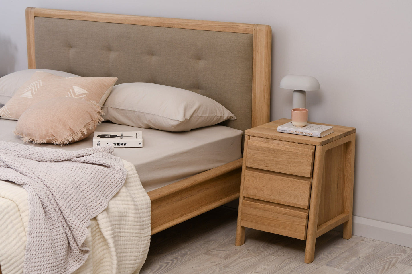 KCC41OKCC26O bed with nightstand and lamp