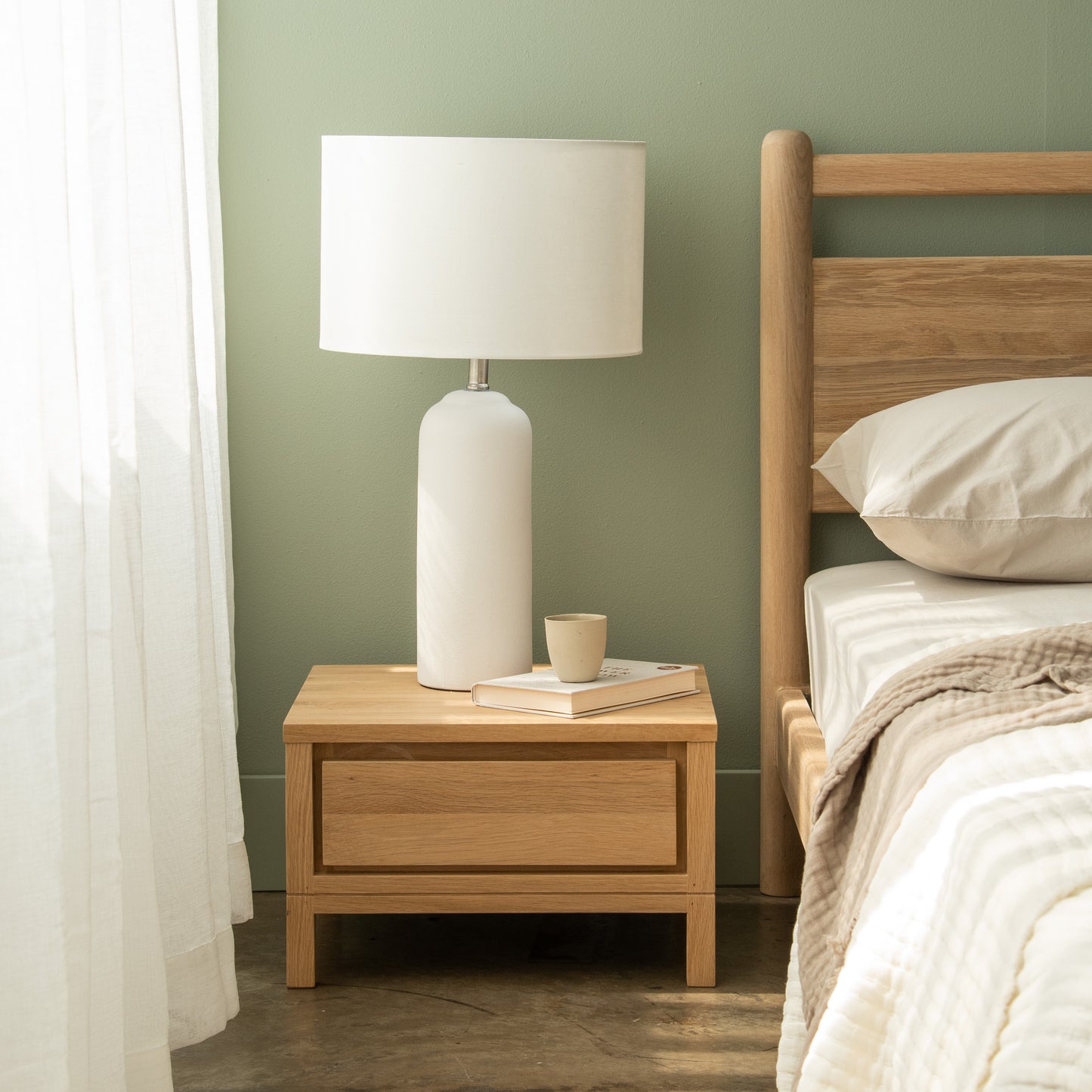 KSD012OKTA010O bedside table with lamp and bed