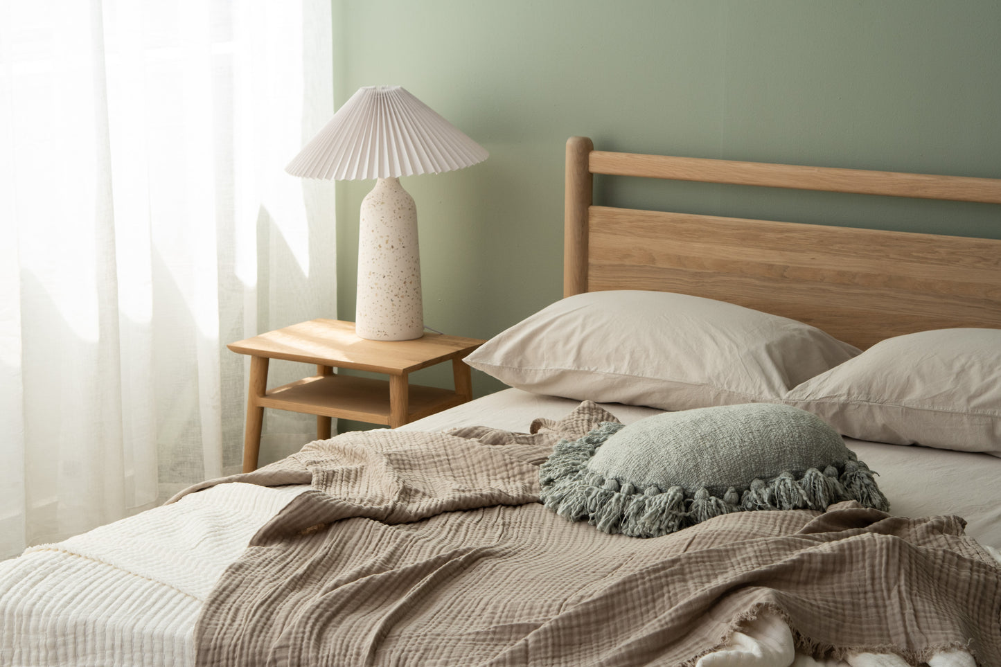 Bedroom with pleated lamp and bed linens (KTA010OKV0037O_3)