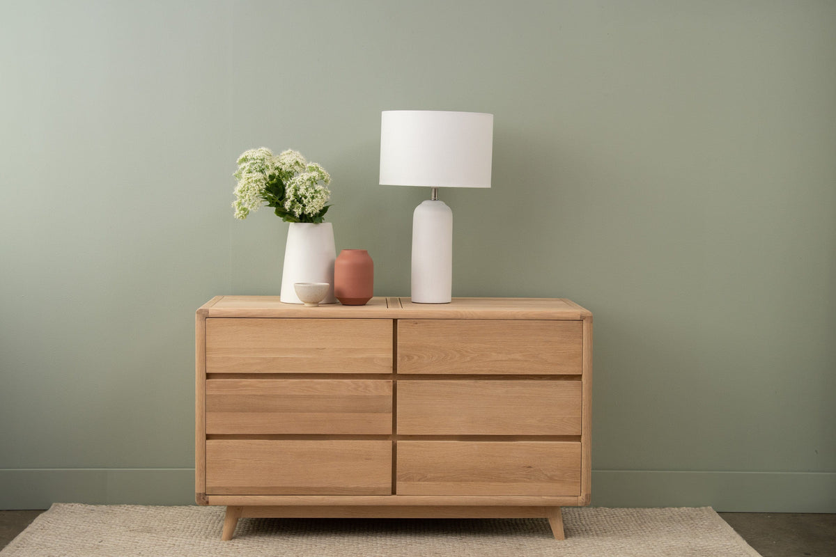 KV0002SO_1 - Wooden dresser with lamp and vase